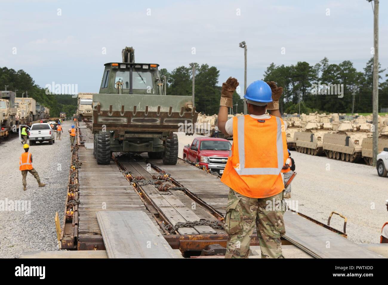 Pfc. Whitney König, 1687Th Transportation Company, führt ein Fahrzeug von einem Schienenbus ab 25. Juni 2017, an dem Manöver Area Training Ausrüstung im Camp in der Nähe von Shelby, Hattiesburg, Mississippi. (Mississippi Army National Guard Stockfoto