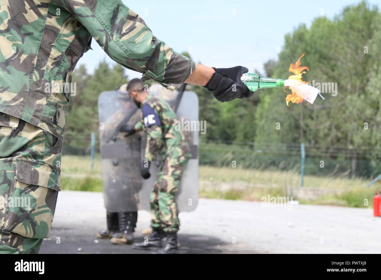 Einer Portugiesischen Armee Militar Polizei Mitglied Halt Eine Beleuchtete Molotow Cocktail In Brand Phobie Ausbildung Fur