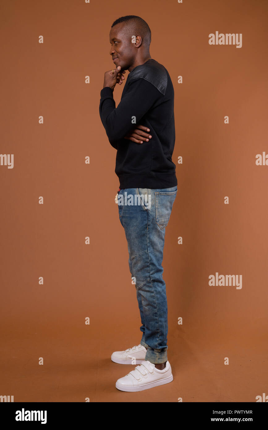 Studio shot junger afrikanischer Menschen gegen den braunen Hintergrund Stockfoto