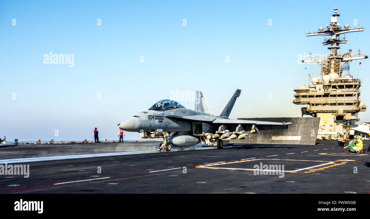 Mittelmeer (23. Juni 2017) Eine F/A-18F Super Hornet, Die "Schwarzen Löwen" von Strike Fighter Squadron (VFA) 213, komplett mit 10 GBU-32 1.000 Pfund Bomben geladen, startet aus dem Flugzeugträger USS George H.W. zugeordnet Bush (CVN 77). Das Schiff und seine Carrier strike Group sind die Durchführung von naval Operations in den USA 6 Flotte Bereich der Maßnahmen zur Unterstützung der US-amerikanischen nationalen Sicherheitsinteressen in Europa und Afrika. ( Stockfoto