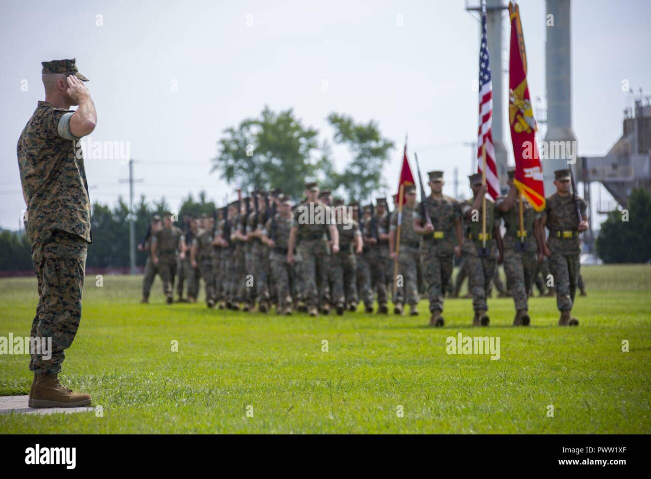 Us Marine Corps Oberst Scott E Conway, kommandierender Offizier, Sitz und Support Battalion (H&S Bn), Marine Corps Installationen Ost, Marine Corps Base Camp Lejeune (MCB CAMLEJ), begrüßt während des H&S Bn ändern des Befehls Zeremonie, William Pendleton Thompson Hill Feld, MCB CAMLEJ, N.C., 27. Juni 2017. Die Änderung des Befehls förmlich übertragenen Kompetenzen und Verantwortlichkeiten von H&S Bn von Colonel Chandler S. Seagraves zu oberst Scott E. in Conway. Stockfoto