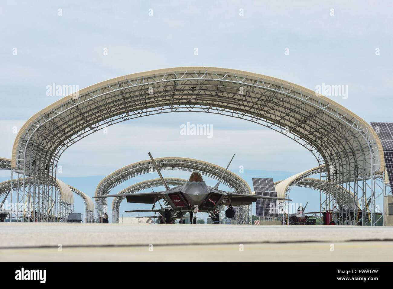 Die US Air Force F-22 Raptor sitzt unter einer Sonne Tierheim in Joint Base Langley-Eustis, Virginia, 19. Juni 2017. Das neu erbaute Sonnenschutz schützen Sie die fünfte Generation der Flugzeuge von Korrosion und Beschädigungen, die dazu führen, dass die durch das Wetter sein kann. Stockfoto