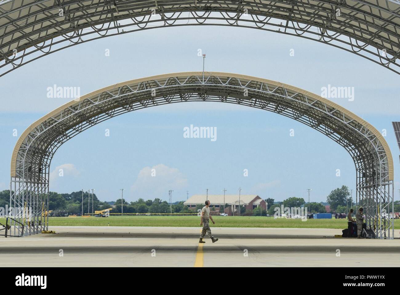 Ein US Air Force Crew Chief bis zur 27 Fighter Wing zugeordnet Spaziergänge zwischen Sonnenschutz auf der Flightline am Joint Base Langley-Eustis, Virginia, 19. Juni 2017. Das neu erbaute Sonnenschutz können jetzt in den Schutz der Flieger von Regen und Sonne helfen. Stockfoto