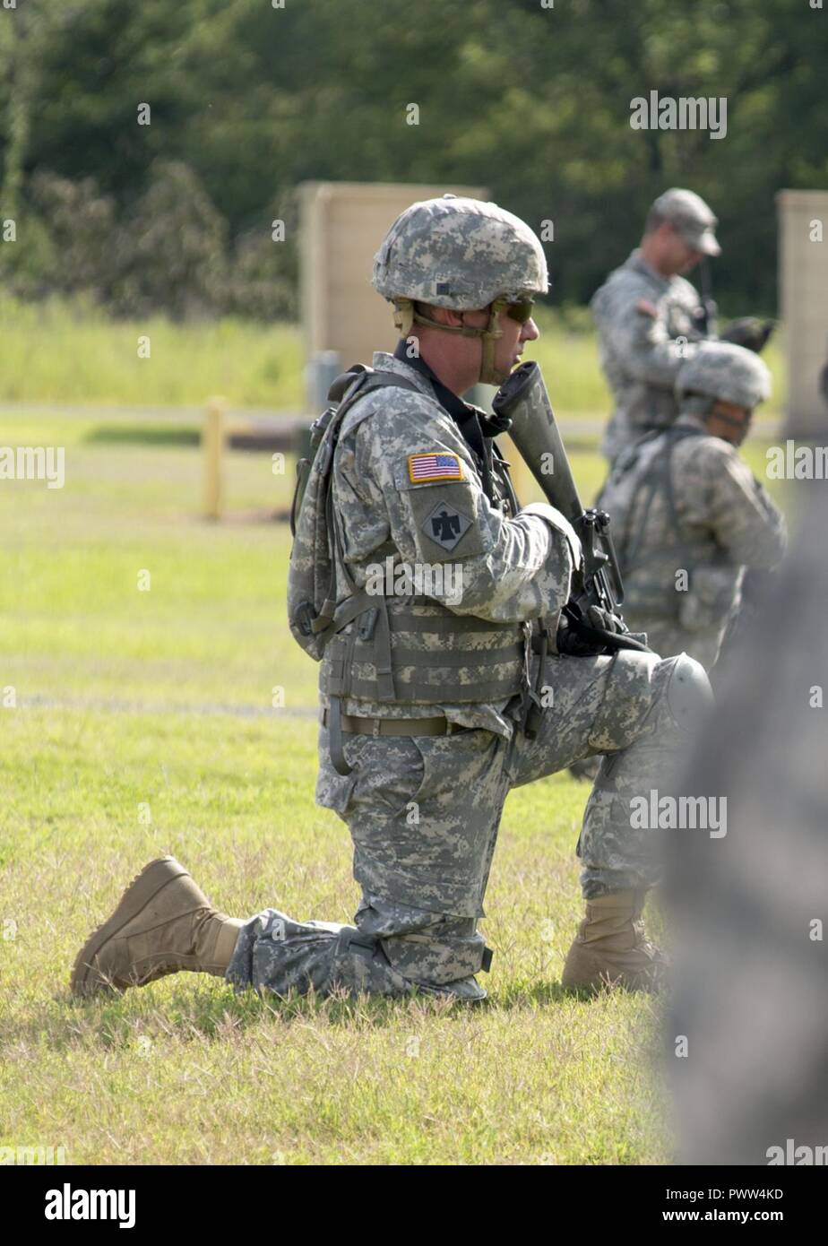 Der Oklahoma Army National Gardisten von jeder größeren Untergeordnete Befehl (MSC) zurück zu Grundlagen im Juni 2017, während der Plains Krieger, ein zwei-wöchigen Schulungsveranstaltung im Camp Gruber Training Center, in der Nähe der Braggs, Oklahoma statt. Das Training wurde speziell für Junior nicht-unteroffizieren (NCOs) in Vorbereitung für Ihre professionelle militärische Ausbildung (PME). Die Ausbildung konzentriert sich auf verschiedene körperliche und geistige Aufgaben, einschließlich Krieger Aufgaben, Schlacht, Bohrer, und eine Verbesserung der Fitness Training. Stockfoto