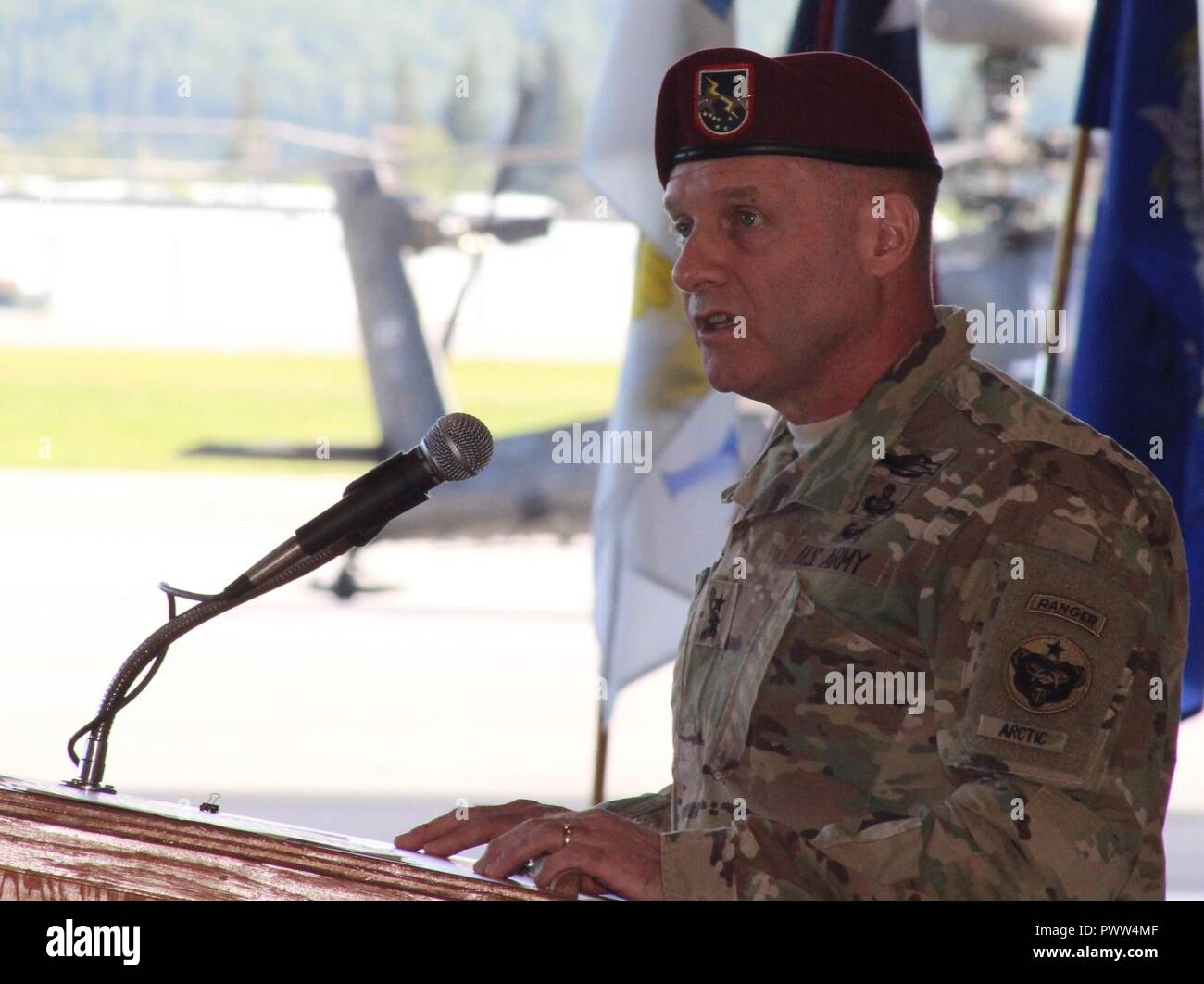 Us-Armee Alaska Commander Generalmajor Bryan Owens Gebote ausgehende USARAK Aviation Task Force Commander Colonel Blake Alexander Abschied und begrüßt ankommende UATF Kommandant Oberst Glen Heape nach Alaska am UATF Ändern des Befehls Juni 29 am Fort Wainwright, Alaska. Stockfoto