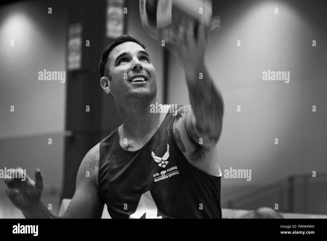 Us Air Force Tech. Sgt. Christopher D'Angelo, ein Pflaster und Bau Truppe aus Philadelphia, Pa., serviert eine Volleyball während der Praxis in der Vorbereitung für die 2017 Krieger spiele Juni 29, 2017 am McCormick Place-Lakeside Center, Chicago, Illinois Adaptive sport Rehabilitation bewährt hat positive, langfristige Auswirkungen auf die verletzten Krieger, und die Luftwaffe verwundete Krieger Programm arbeitet, um sicherzustellen, dass Gesamtkraft Flieger persönliche Unterstützung und Betreuung ab dem Zeitpunkt der Verletzung oder Krankheit durch Rückkehr zum Dienst, Trennung oder Eintritt in den Ruhestand erhalten. Stockfoto