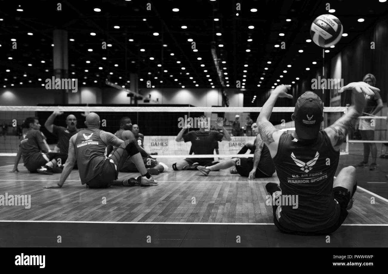 Us Air Force Special Agent William Lickman, ein Sonderermittler aus Chesaning, MI, serviert eine Volleyball während der Praxis in der Vorbereitung für die 2017 Krieger spiele Juni 29, 2017 am McCormick Place-Lakeside Center, Chicago, Illinois Adaptive sport Rehabilitation bewährt hat positive, langfristige Auswirkungen auf die verletzten Krieger, und die Luftwaffe verwundete Krieger Programm arbeitet, um sicherzustellen, dass Gesamtkraft Flieger persönliche Unterstützung und Betreuung ab dem Zeitpunkt der Verletzung oder Krankheit durch Rückkehr zum Dienst, Trennung oder Eintritt in den Ruhestand erhalten. Stockfoto