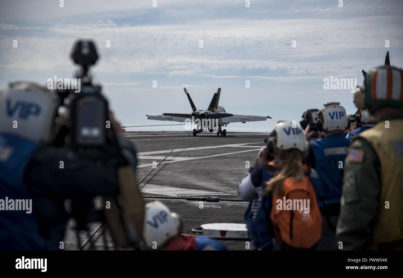 Atlantischer Ozean (27. Juni 2017) Eine F/A-18F Super Hornet, die Kämpfe Schwertkämpfer von Strike Fighter Squadron (VFA) 32 zugewiesen ist ein verhaftet Festlegung auf dem Flugdeck an Bord der Flugzeugträger USS Dwight D. Eisenhower (CVN 69) (IKE). Ike ist unterwegs die Durchführung eines bilateralen Gruppe segeln im Rahmen der 150-Jahr-Feier. ( Stockfoto