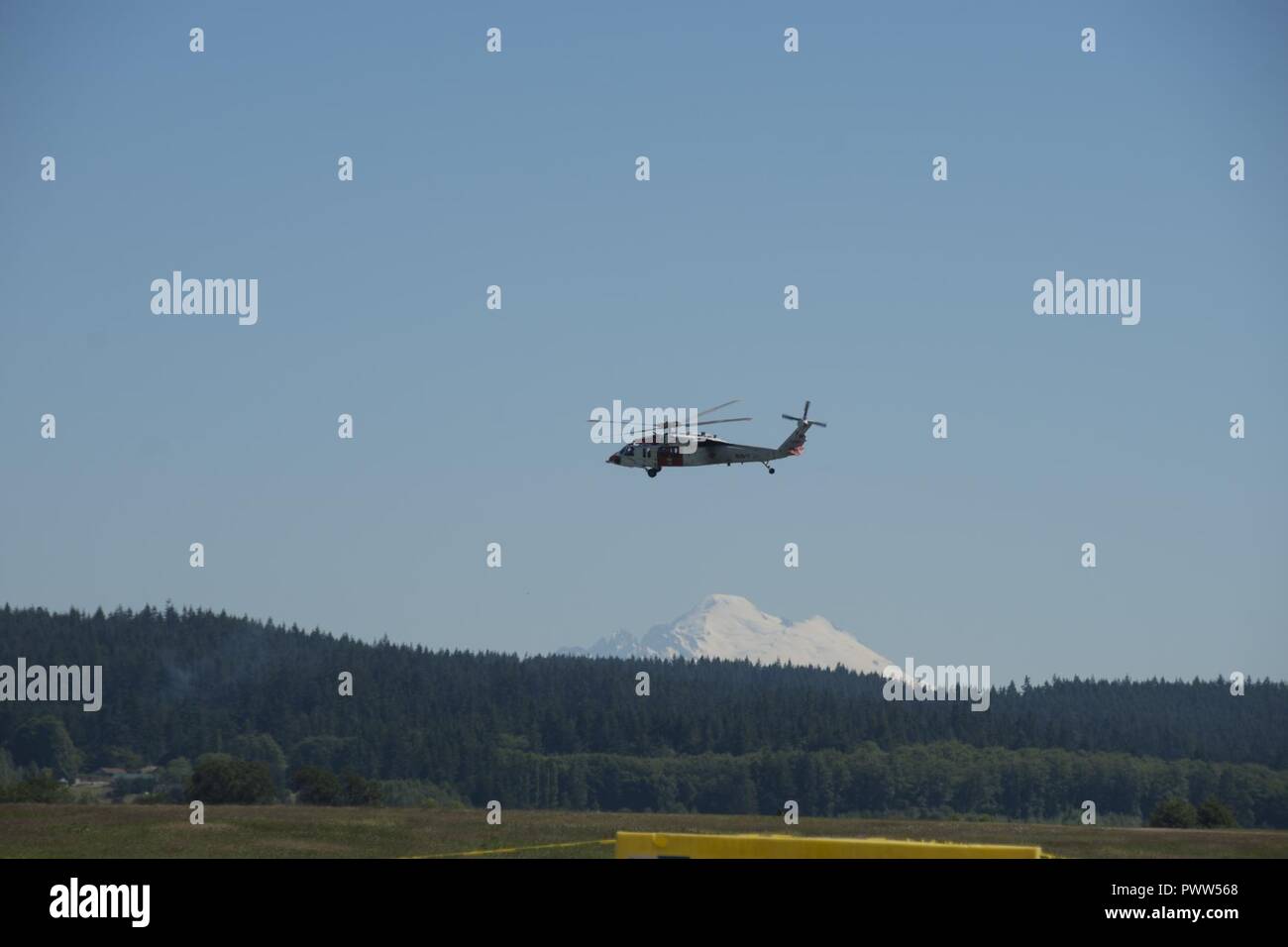 OAK Harbor, Washington (24. Juni 2017) einen MH-60 Nighthawk Helikopter von Naval Air Station Whidbey Island (NASWI) fliegt die nationale Fahne während einer Base Open House bei NASWI's Ault Feld in Oak Harbor, Washington. Das 4. jährliche Basis Open house war ein Oppourtunity für die Öffentlichkeit über vergangene, aktuelle und künftige Operationen nur Air Station der Marine im pazifischen Nordwesten zu lernen und der 7. Jahrestag der Errichtung des Base feiern. ( Stockfoto