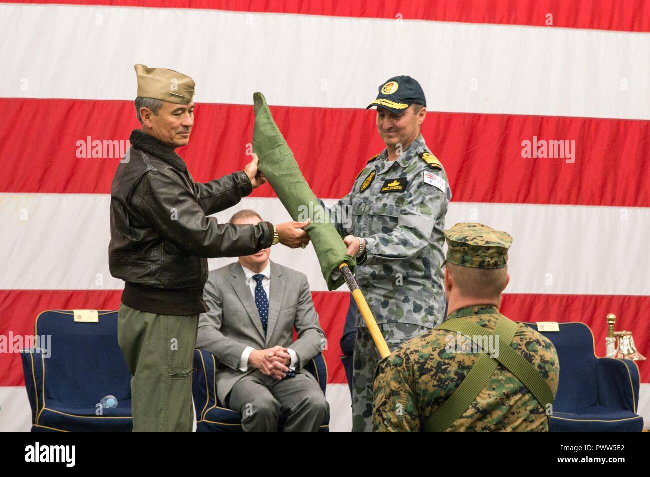 CORAL SEA (29. Juni 2017) Adm. B. Harry Harris, Kommandeur der US Pacific Command (FIRMA PACOM), links, und der Royal Australian Navy Vice Adm. David Johnston, Australian Defence Force Chief von Gemeinsamen Aktionen, rechts, Unsheathe die zeremoniellen Talisman Sabre 2017 Flagge während der Talisman Sabre Eröffnungsfeier 2017 auf der Amphibisches Schiff USS BONHOMME RICHARD (LHD6). Talisman Säbel ist eine Biennale USA - Australien bilaterale militärische Übung, verbindet ein Feld Training und Kommandostellenübung Interoperabilität und zur Stärkung der Grundsätze der US-Austral zu wahren Stockfoto