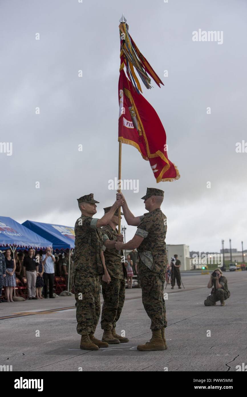 Us Marine Corps Sgt. Maj. Michael J. Pritchard, Sergeant Major, 1 Marine Flugzeugflügel (MAW), die Farben an Generalmajor Russell A.C. Sanborn, ging, Kommandierender General, 1. MAW, die während eines Befehls Zeremonie auf der Marine Corps Air Station Futenma, Okinawa, Japan, 29. Juni 2017. Die Zeremonie war für Generalmajor Russell A.C. Sanborn statt Befehl als kommandierender General, 1 Marine Flugzeugflügel nach Brig zu verzichten. Gen. Thomas D. Weidley. Stockfoto