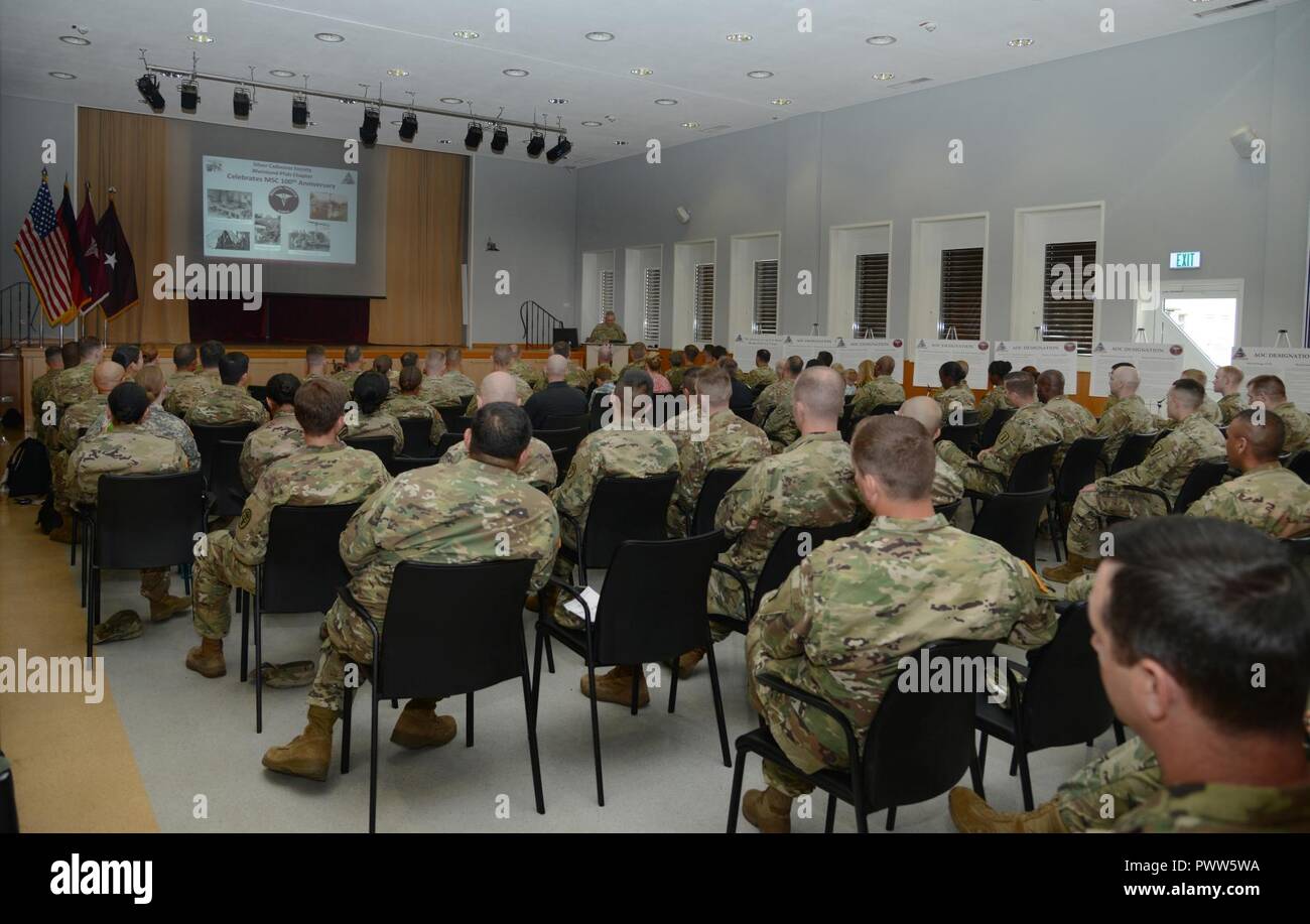 Brig. Gen. Dennis S. LeMaster, Kommandierender General, Regional Health Command Europe, spricht über Officer Entwicklung medizinischer Service Corps Offiziere an der Medizinischen Service Corps 100. Geburtstag Feier in Landstuhl, Deutschland, 21. Juni 2017 Stockfoto