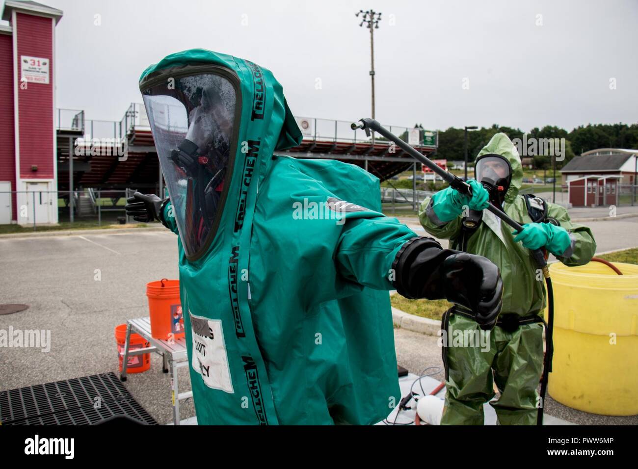 Ein Feuerwehrmann von der South Portland Feuerwehr ist mock Dekontaminiert nach einem Training für Feuerwehrleute zu lehren, wie man für Überprüfen und chemischen, radiologischen, biologischen analysieren und nuklearen (CBRN) gefahren. Dies war Teil einer gemeinsamen Übung zwischen der South Portland Feuerwehr eine der Maine National Guard zu Bereitschaft voraus im Falle eines CBRN-Notfall. Die Ausbildung fand in South Portland High School und war eine umfassende Ausbildung. Stockfoto