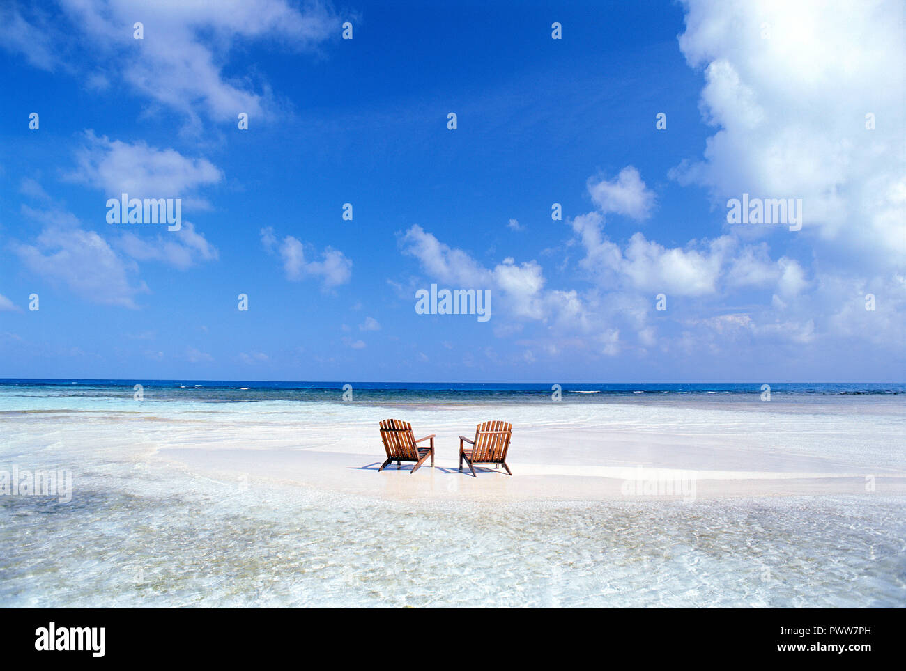 Zwei Liegen auf tropischen Sandbank in der Karibik. Stockfoto