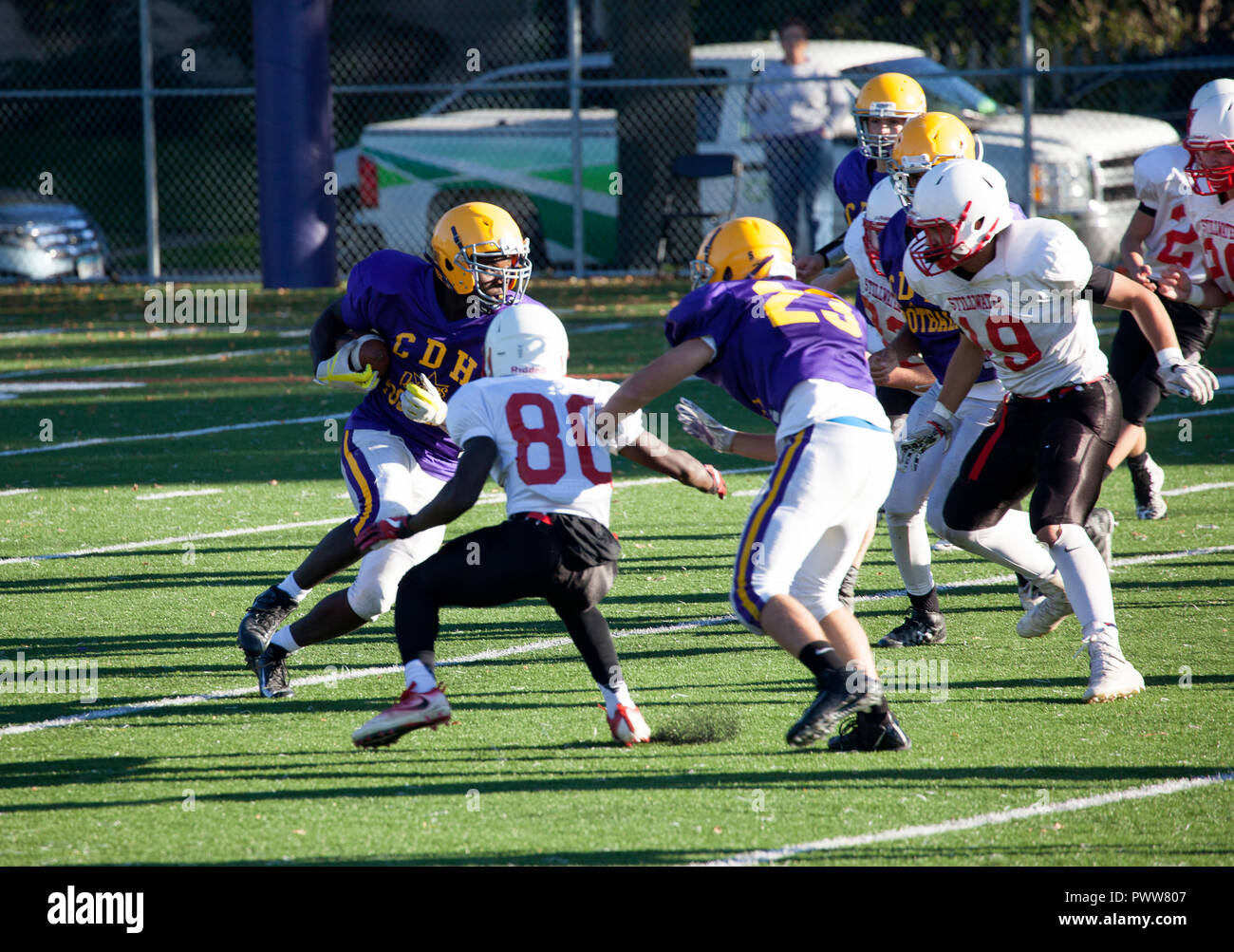 Cretin-Durham Halle High School Football zurück laufen stellt steife Konkurrenz von Stillwater High School defensive Line. St. Paul Minnesota MN USA Stockfoto