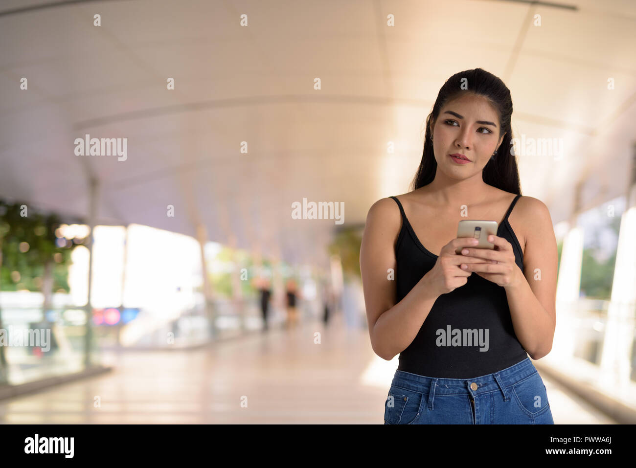 Junge schöne asiatische Frau rund um die Stadt zu erkunden Stockfoto