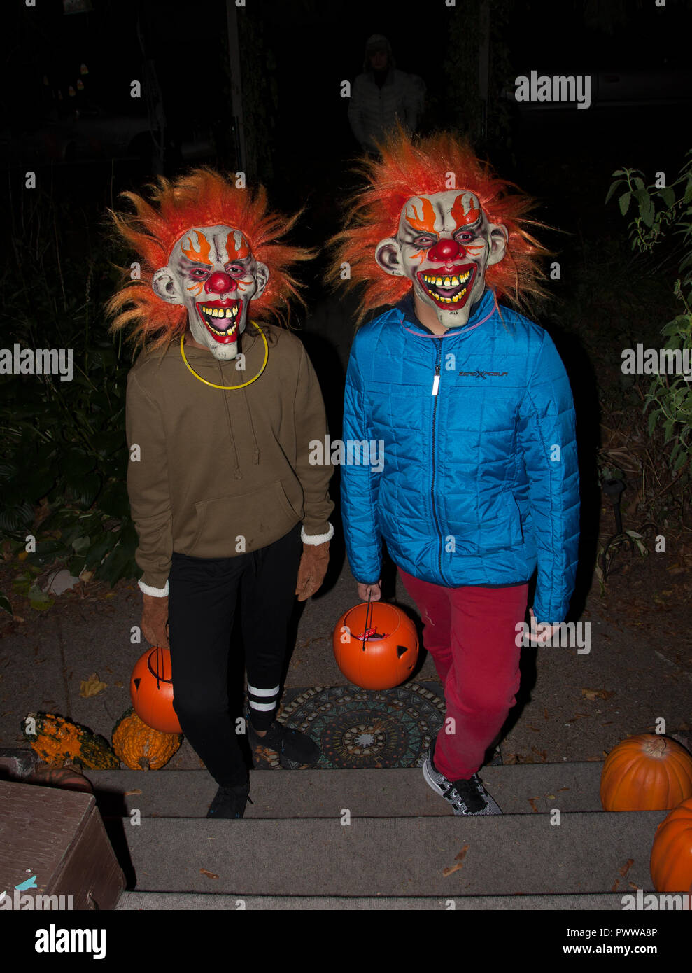 Zwei Jungen, Süßes oder Saures für Halloween scary Joker clown Masken tragen. St. Paul Minnesota MN USA Stockfoto