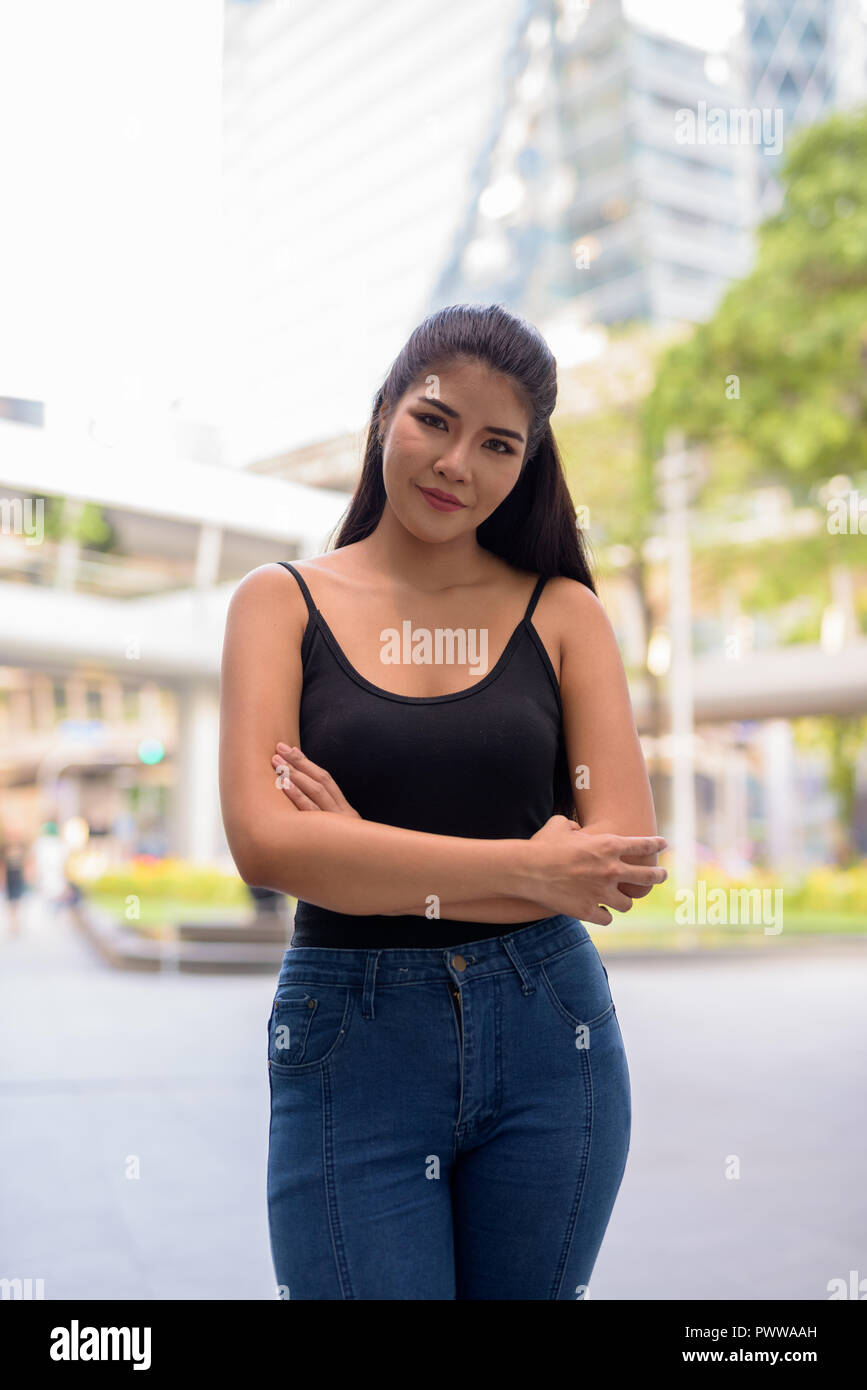 Junge schöne asiatische Frau rund um die Stadt zu erkunden Stockfoto