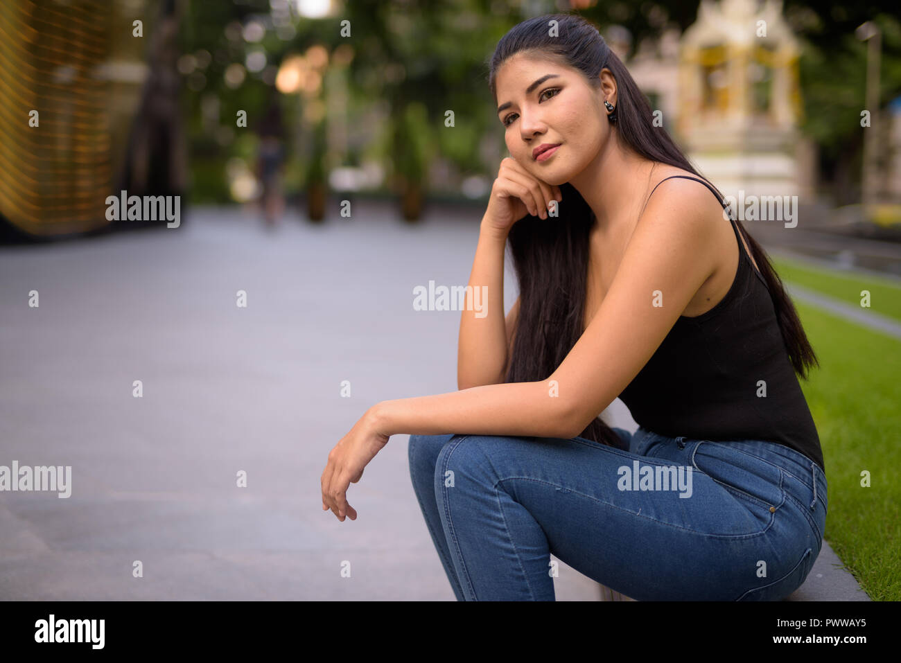 Junge schöne asiatische Frau rund um die Stadt zu erkunden Stockfoto