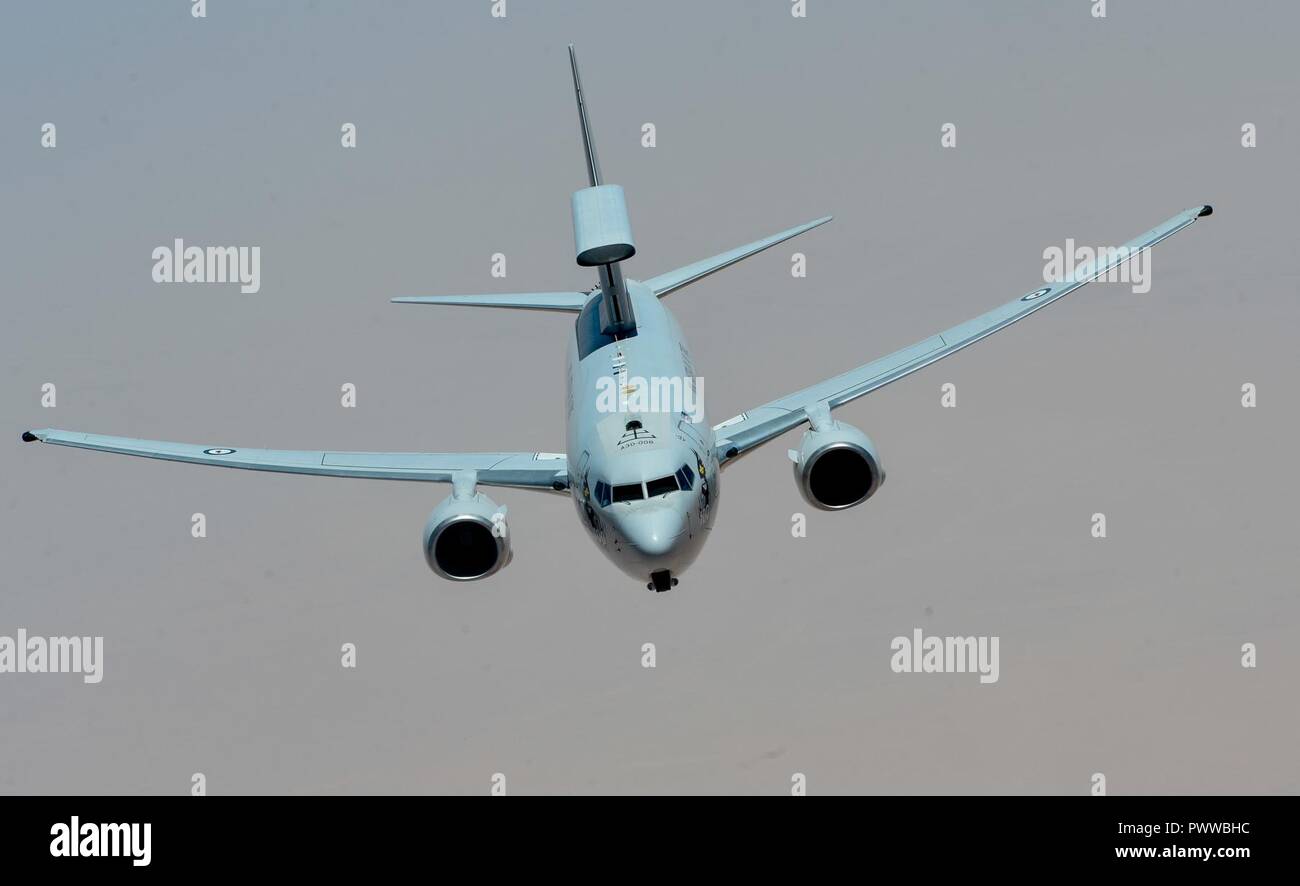 Die Royal Australian Air Force E-7A Wedgetail fährt nach Erhalt Kraftstoff aus einem 340 Expeditionary Air Refuelling Squadron KC-135 Stratotanker zur Unterstützung der Operation inhärenten lösen, 3. Juli 2017. Die E-7A die taktische Gefechtsfeld steuern können, die richtige Richtung für Kampfflugzeuge, Oberfläche Kombattanten und Land gegründete Elemente, sowie die Unterstützung von Flugzeugen, wie Tanker und IT-Plattformen. Stockfoto