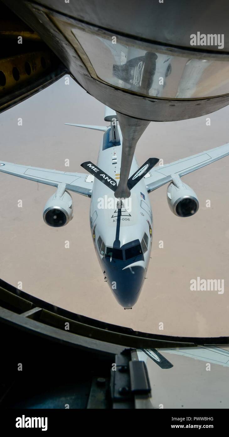 Die Royal Australian Air Force E-7A Wedgetail Kraftstoff erhält von einem 340 Expeditionary Air Refuelling Squadron KC-135 Stratotanker zur Unterstützung der Operation inhärenten lösen, 3. Juli 2017. Die E-7A aircrew die taktische Gefechtsfeld steuern können, die richtige Richtung für Kampfflugzeuge, Oberfläche Kombattanten und Land gegründete Elemente, sowie die Unterstützung von Flugzeugen, wie Tanker und IT-Plattformen. Stockfoto