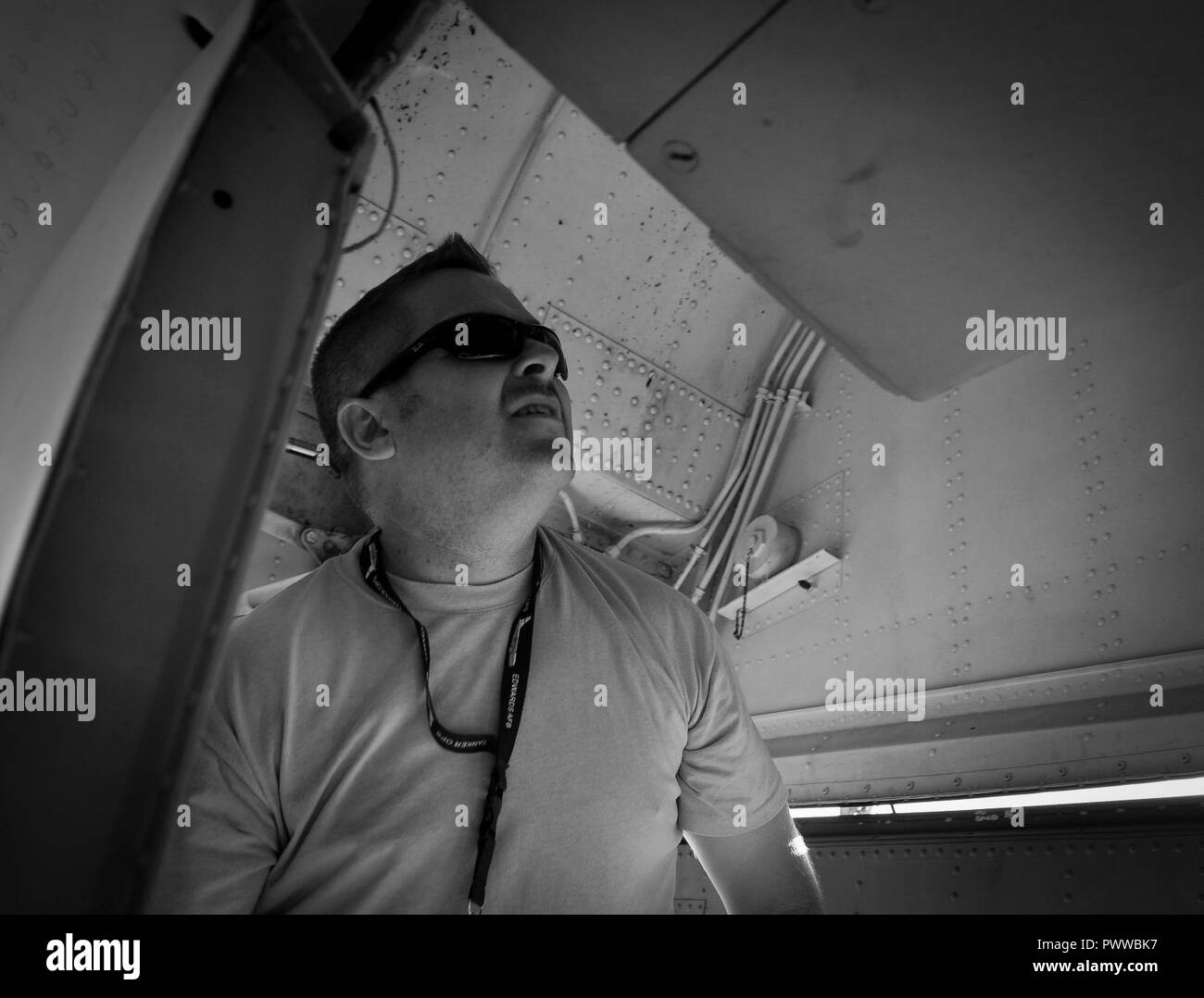 Ein US Air Force KC-135 Stratotanker Pilot, der 340 Expeditionary Luftbetankung Geschwader zugewiesen, führt eine Pre-flight Inspection, bevor eine Mission zur Unterstützung der Operation inhärenten Lösen 3. Juli 2017, im Al Udeid Air Base, Katar. Die KC-135 bietet Funktionen für die Luftbetankung US- und Koalitionstruppen, Territorium und Bevölkerung von der Kontrolle der ISIS zu befreien. Stockfoto