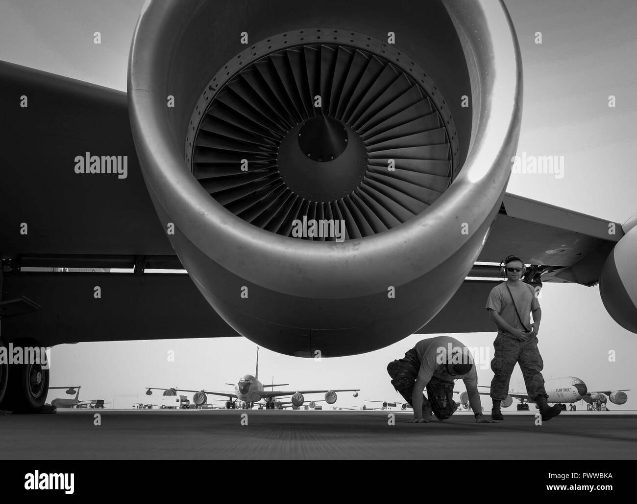 Ein US Air Force Betreuer, an die 340 Aircraft Maintenance Unit, führt eine Pre-flight Inspection mit einer KC-135 Stratotanker Pilot vor einem Flug zur Unterstützung der Operation inhärenten Lösen 3. Juli 2017, im Al Udeid Air Base, Katar. Die KC-135 bietet Funktionen für die Luftbetankung US- und Koalitionstruppen, Territorium und Bevölkerung von der Kontrolle der ISIS zu befreien. Stockfoto