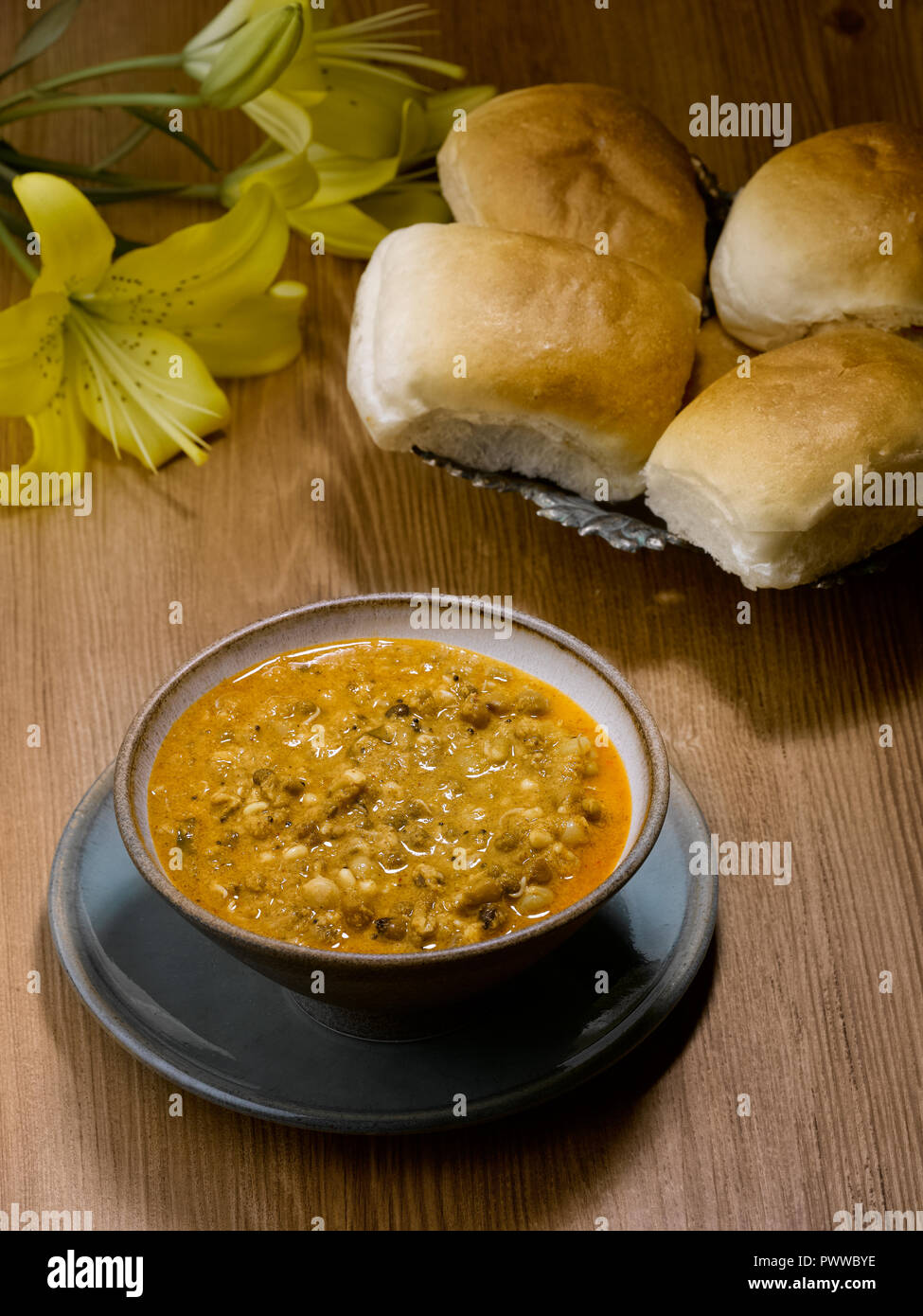 Versagung PAV, ein MAHARASHTIAN HERZHAFTEN und pikanten Snack mit Impulsen und garniert mit gebratenen CHIVDA und gegessen mit PAV. Es ist eine beliebte Street Food Stockfoto