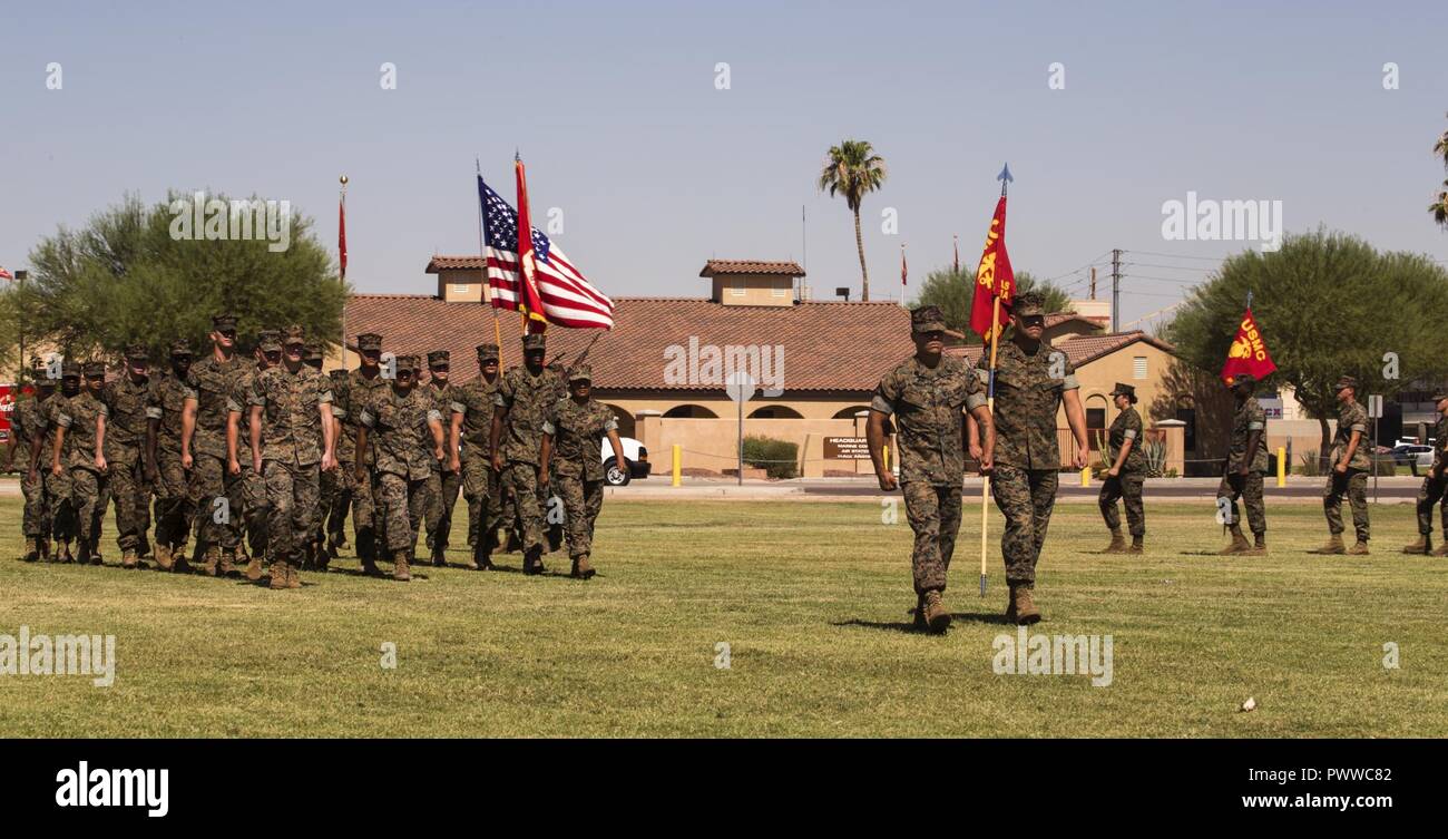 Us-Marines mit Marine Corps Air Station (WAB) Yuma, Ariz., Sitz und Hauptverwaltung Squadron eine Revue passieren während der Sgt. Maj. Delvin R. Smythe, der MCAS Yuma Sergeant Major, Ruhestand Festakt, 30. Juni 2017. Stockfoto