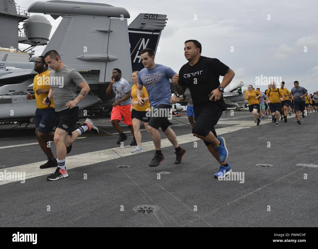 SURIGAO STRAIT (3. Juli 2017) U.S. Navy Sailors zugeordnet zu den Flugzeugträger USS Nimitz (CVN 68) in Erinnerung an die Schlacht von Leyte Gulf, 3. Juli 2017 in einem Flight Deck 5 K teilnehmen, im Surigao Strait. Die Schlacht von Leyte Gulf von Okt. 23-26, 1944 wütete, Lochfraß der Kaiserlichen Japanischen Marine gegen die alliierten Streitkräfte aus den Vereinigten Staaten und Australien und war der letzte große Panzerkreuzer Engagement in der Geschichte. Der Nimitz ist derzeit auf Einsatz in den USA 7 Flotte Bereich der Operationen. Die US-Marine hat die Indo-Asia Pacific routinemäßig für mehr als 70 Jahre patrouillierten die Förderung der Region Stockfoto