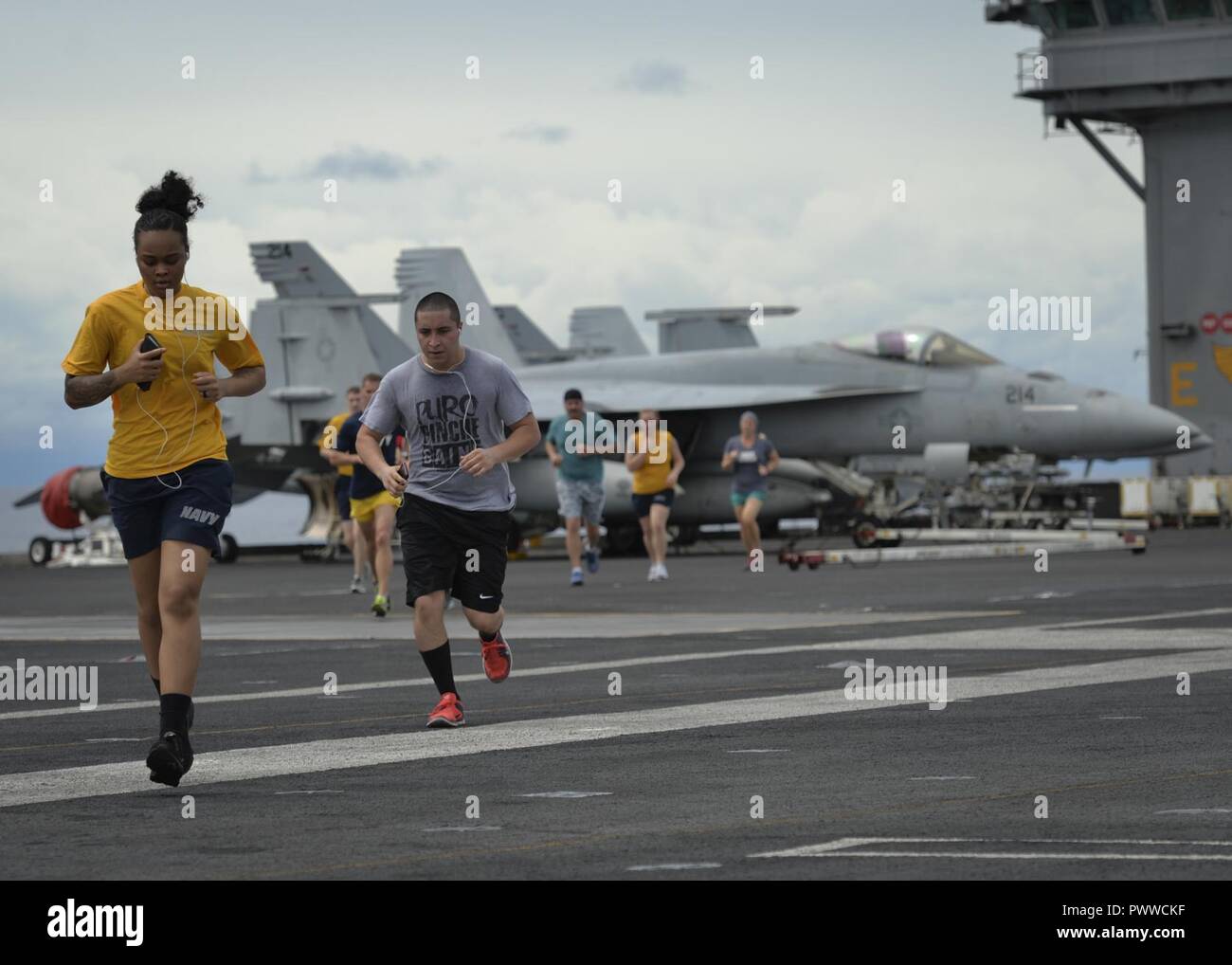 SURIGAO STRAIT (3. Juli 2017) U.S. Navy Sailors zugeordnet zu den Flugzeugträger USS Nimitz (CVN 68) und nehmen in einer Flight Deck 5 K laufen, in Erinnerung an die Schlacht von Leyte Gulf, 3. Juli 2017, im Surigao Strait. Die Schlacht von Leyte Gulf von Okt. 23-26, 1944 wütete, Lochfraß der Kaiserlichen Japanischen Marine gegen die alliierten Streitkräfte aus den Vereinigten Staaten und Australien und war der letzte große Panzerkreuzer Engagement in der Geschichte. Der Nimitz ist derzeit auf Einsatz in den USA 7 Flotte Bereich der Operationen. Die US-Marine hat die Indo-Asia Pacific routinemäßig für mehr als 70 Jahre patrouillierten Förderung r Stockfoto