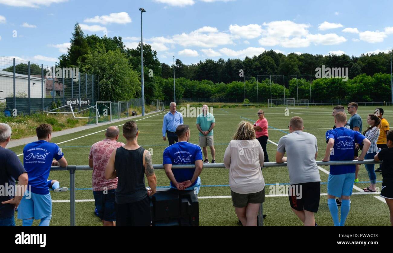 Ralf Hechler, Ramstein-Miesenbach Bürgermeister der Union Gemeinschaft, Links und US Air Force Chief Master Sgt. Aaron D. Bennett, 86th Airlift Wing command Chief, Welcome Air Base Ramstein Flieger und Fussballverein Ramstein Fußball Club A-Team auf der Basis Programm Sport Tag, bei FV Olympia Feld in Ramstein Misenbach, Deutschland, 24. Juni 2017. Basis ist ein neues Programm, das von der 86th AW Host Nationen eingeleitet, Öffentliche Angelegenheiten Community Engagement Team und Kaplan Corps. Stockfoto