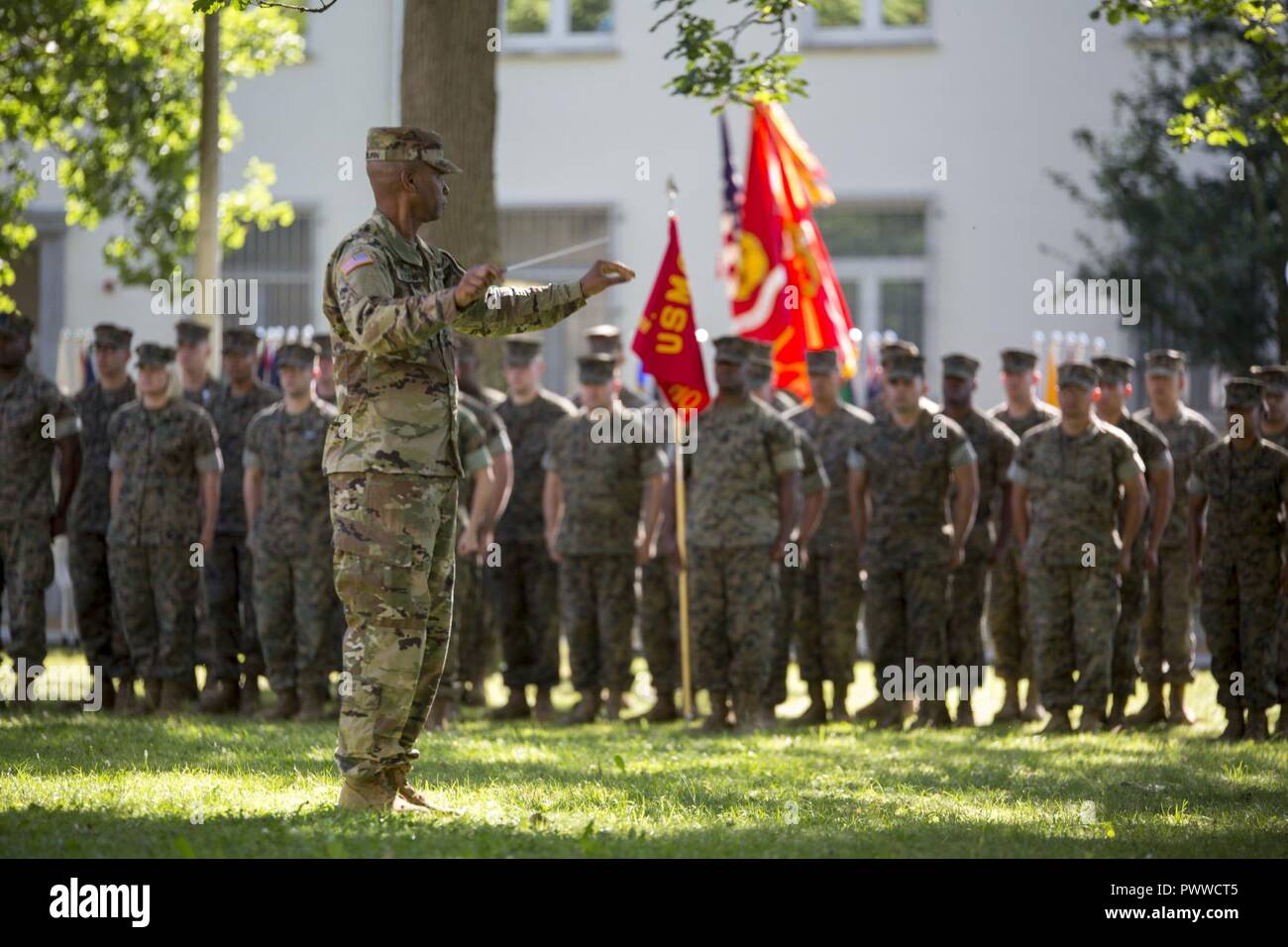 Us-Soldat führt die US Army Europe Band während der Änderung des Befehls Zeremonie auf Panzer Kaserne, Stuttgart, Deutschland, 5. Juli 2017. Generalmajor Russell Sanborn übernahm das Kommando der MARFOREUR/AF von Generalmajor Niel Nelson, der zum stellvertretenden kommandierenden General des US Marine Corps Combat Development Command werden soll. Stockfoto
