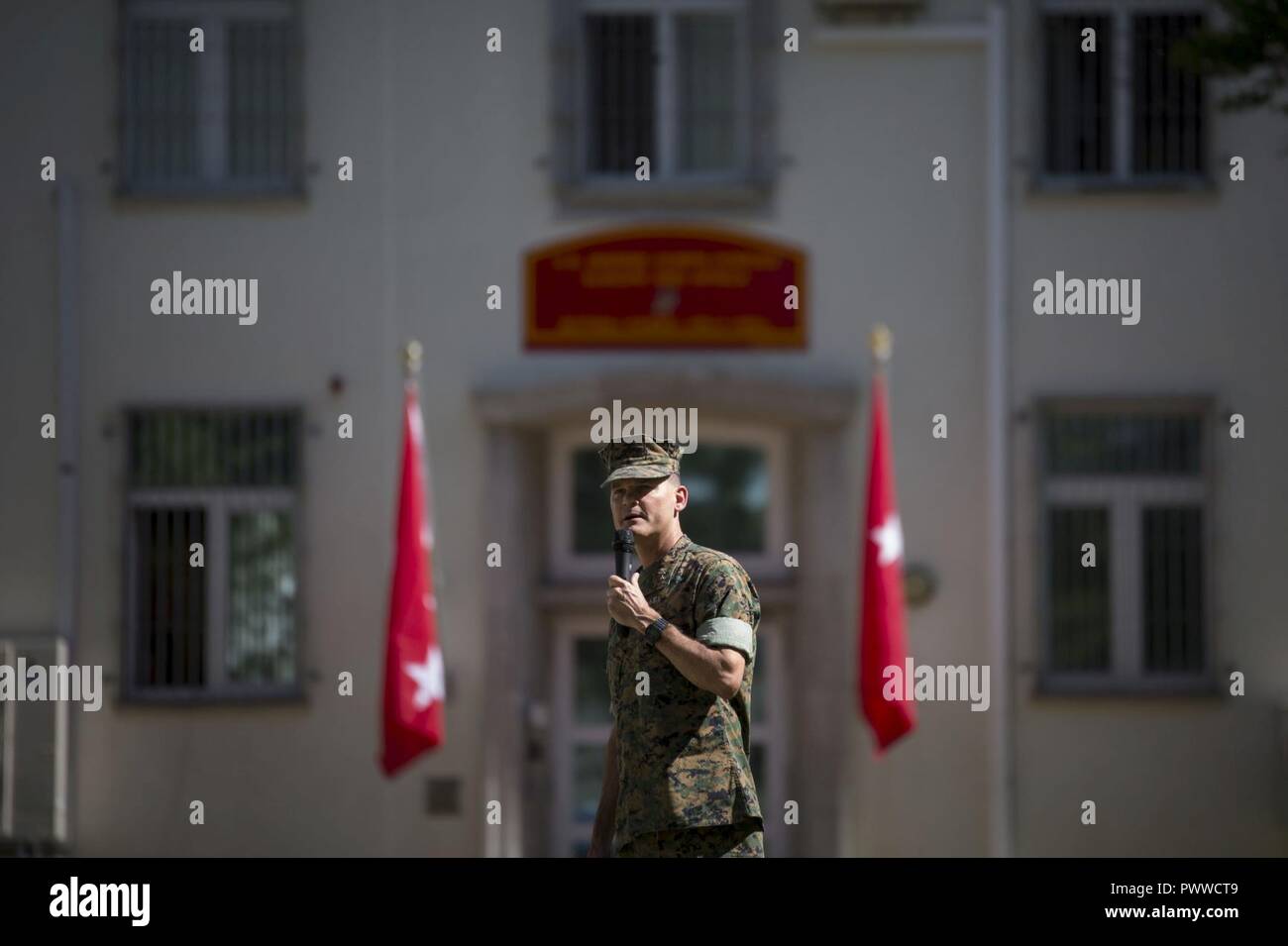 Major General Russell Sanborn, Befehlshaber der Marine Europa und Afrika (MARFOREUR/AF), spricht der Menge, die an der Änderung der Befehl Zeremonie auf Panzer Kaserne, Stuttgart, Deutschland, 5. Juli 2017. Sanborn übernahm das Kommando der MARFOREUR/AF von Generalmajor Niel Nelson, der zum stellvertretenden kommandierenden General des US Marine Corps Combat Development Command werden soll. Stockfoto