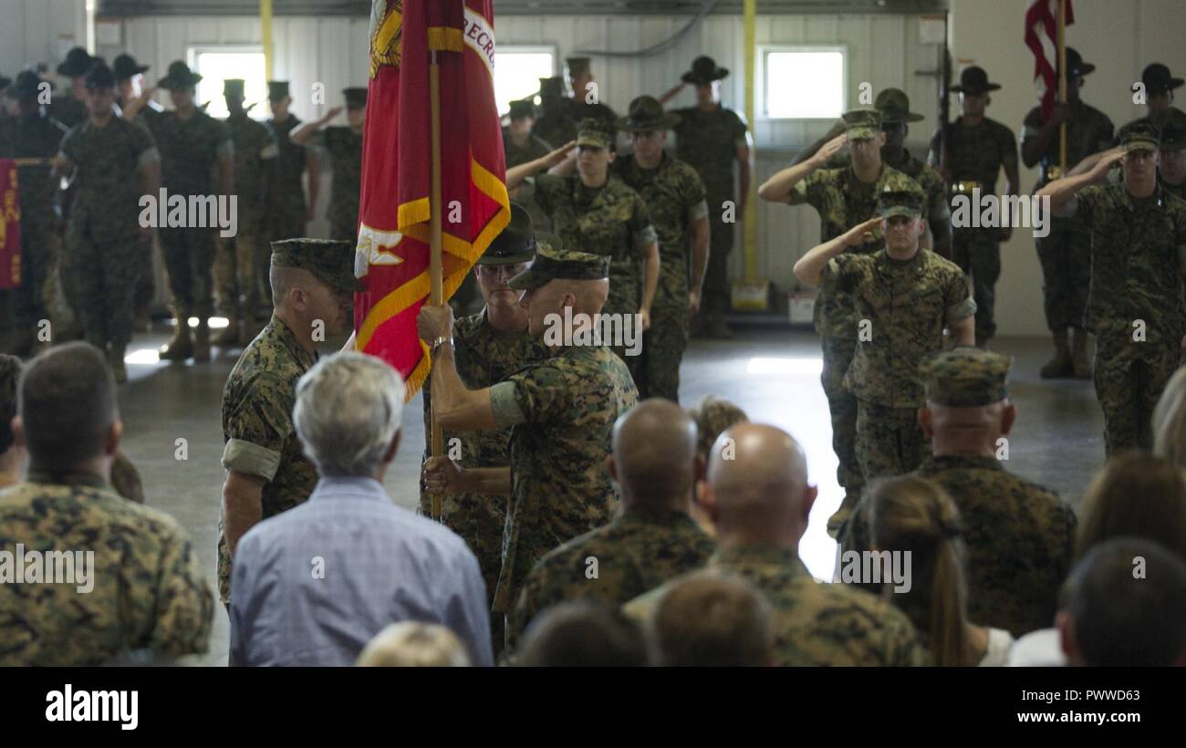 Us Marine Corps Oberst Matthew St. Clair Hände die REGIMENTAL Farben US Marine Corps Oberst John Barnett bei einem Befehl Zeremonie vom 6. Juli 2017, auf Parris Island, S.C. Die Weitergabe der Farben stellt der Befehl von einem Kommandanten zum nächsten. Barnett diente als Stabschef für 2Nd Marine Division für über ein Jahr vor dem Regiment. Stockfoto