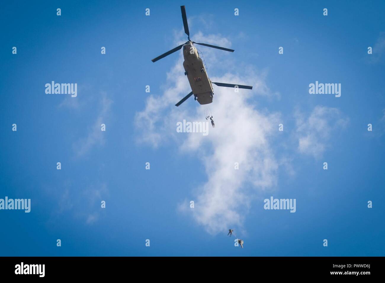 Mehrere Soldaten mit 2Nd Battalion, 505Th Parachute Regiment, 3. Brigade Combat Team Abstieg nach Springen von einem CH-47 Chinook Hubschrauber 3. Allgemeine Unterstützung Aviation Battalion, 82Nd airborne Combat Aviation Brigade während Operationen auf Sizilien Drop Zone in Fort Bragg, N.C., Juli 6, 2017. Stockfoto