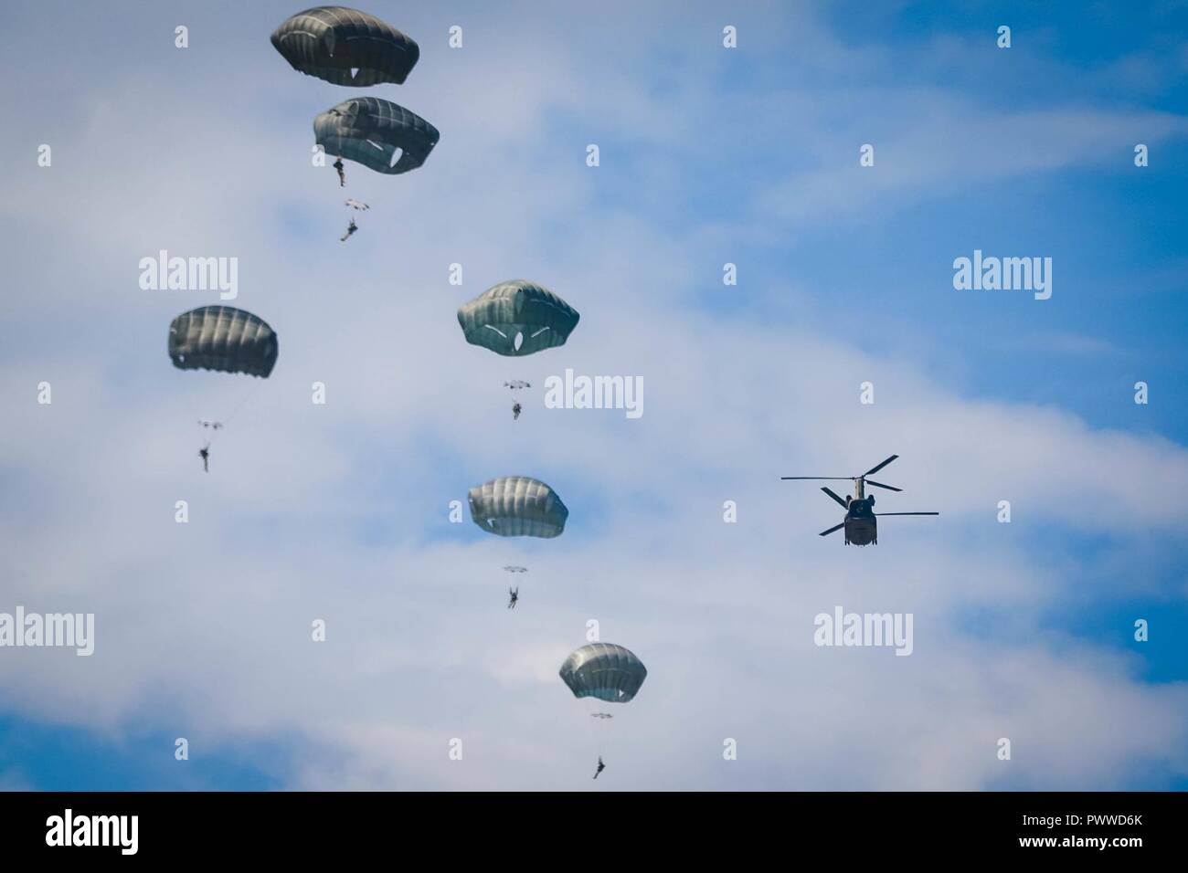 Mehrere der Soldaten an den 2nd Battalion, 505Th Parachute Regiment, 3. Brigade Combat Team Fallschirme gleichzeitig öffnen nach dem Verlassen einer CH-47 Chinook Hubschrauber 3. Allgemeine Unterstützung Aviation Battalion, 82Nd airborne Combat Aviation Brigade während Operationen auf Sizilien Drop Zone in Fort Bragg, N.C., Juli 6, 2017. Stockfoto