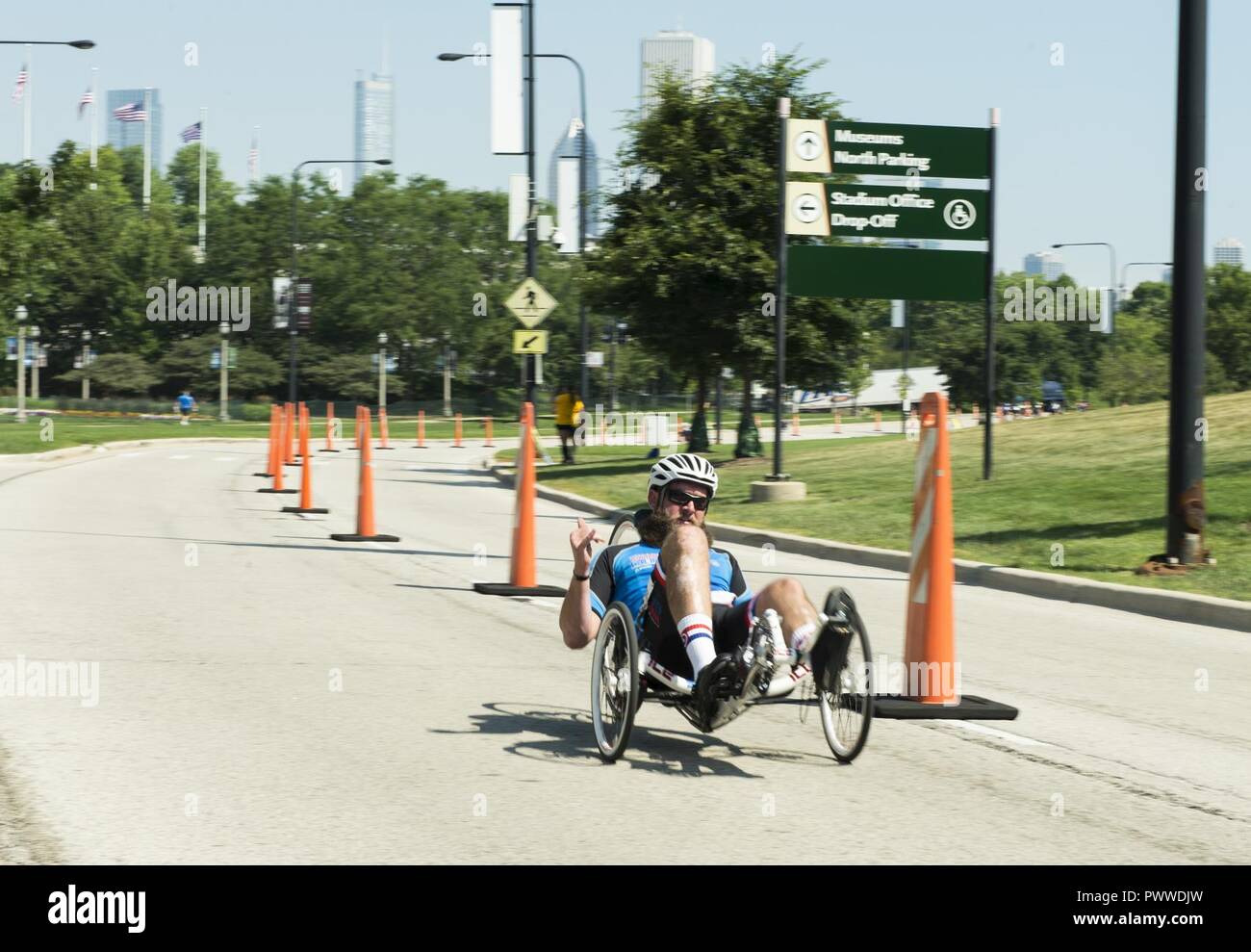 Us Air Force veteran Justin Fuchs, ein ehemaliger Tactical Air Control Truppe von Lake City, Minn. Rennen rund um die Strecke während der RECUMBENT cycling Konkurrenz an den 2017 Krieger Spiele an der Pritzker Museum Campus, Chicago, Illinois, USA, 6. Juli 2017. Athleten in diesem Jahr wird in verschiedenen Sportarten wie Bogenschießen, Radfahren, Leichtathletik, Schießen konkurrieren, Volleyball, Schwimmen und Rollstuhl Basketball. Fuchs würde fortfahren, die Silberne Medaille für seine Kategorie zu gewinnen. Stockfoto