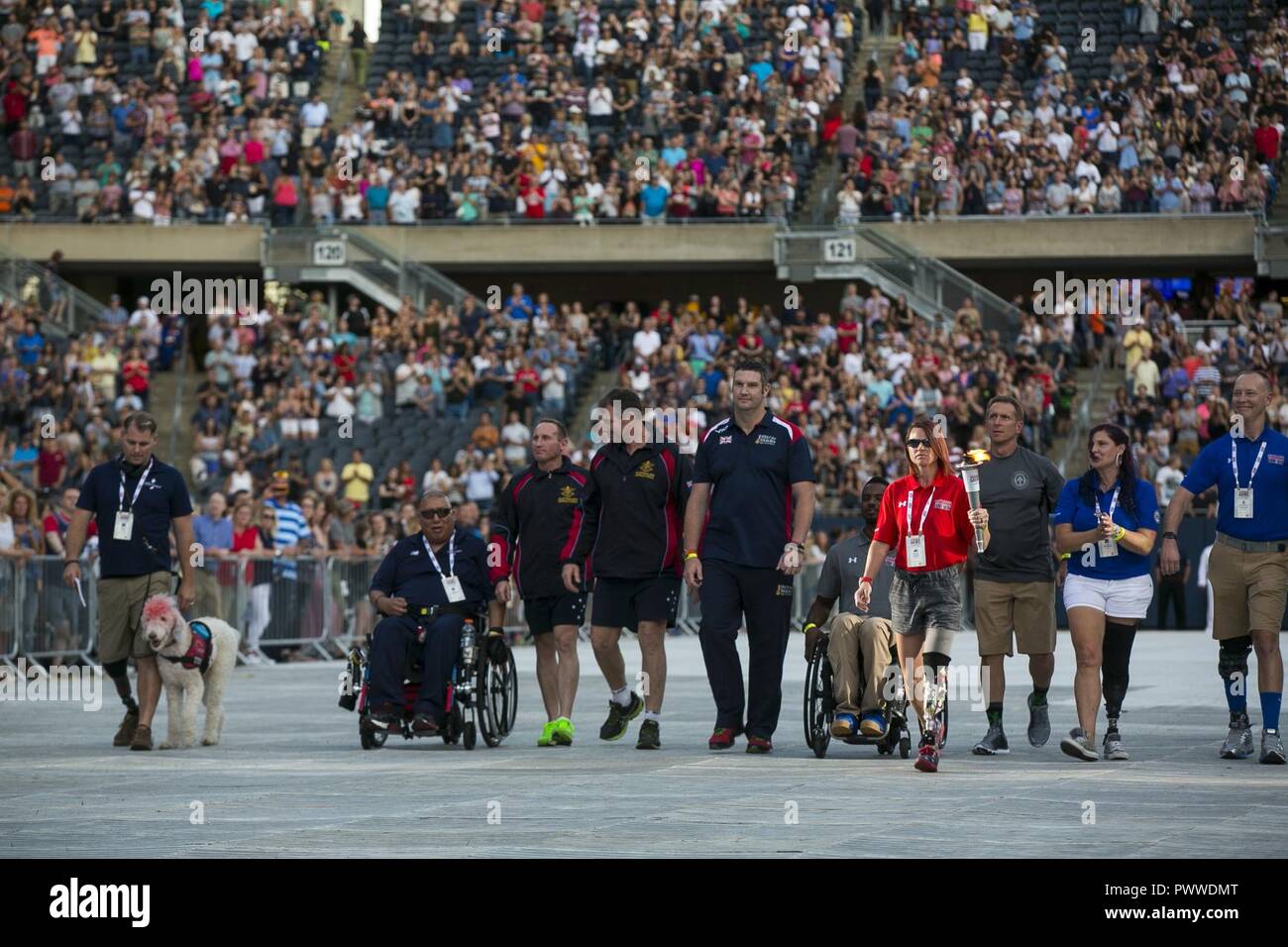 Marine Corps veteran Sarah Seitenruder trägt die öffnung Fackel in Soldier Field am 2017 DoD Krieger spiele Eröffnungsfeier in Chicago Juli 1, 2017. Der DoD-Krieger Spiele ist eine adaptive Sport Wettbewerb für die Verwundeten, Kranken und Verletzten service Mitglieder und Veteranen. Stockfoto