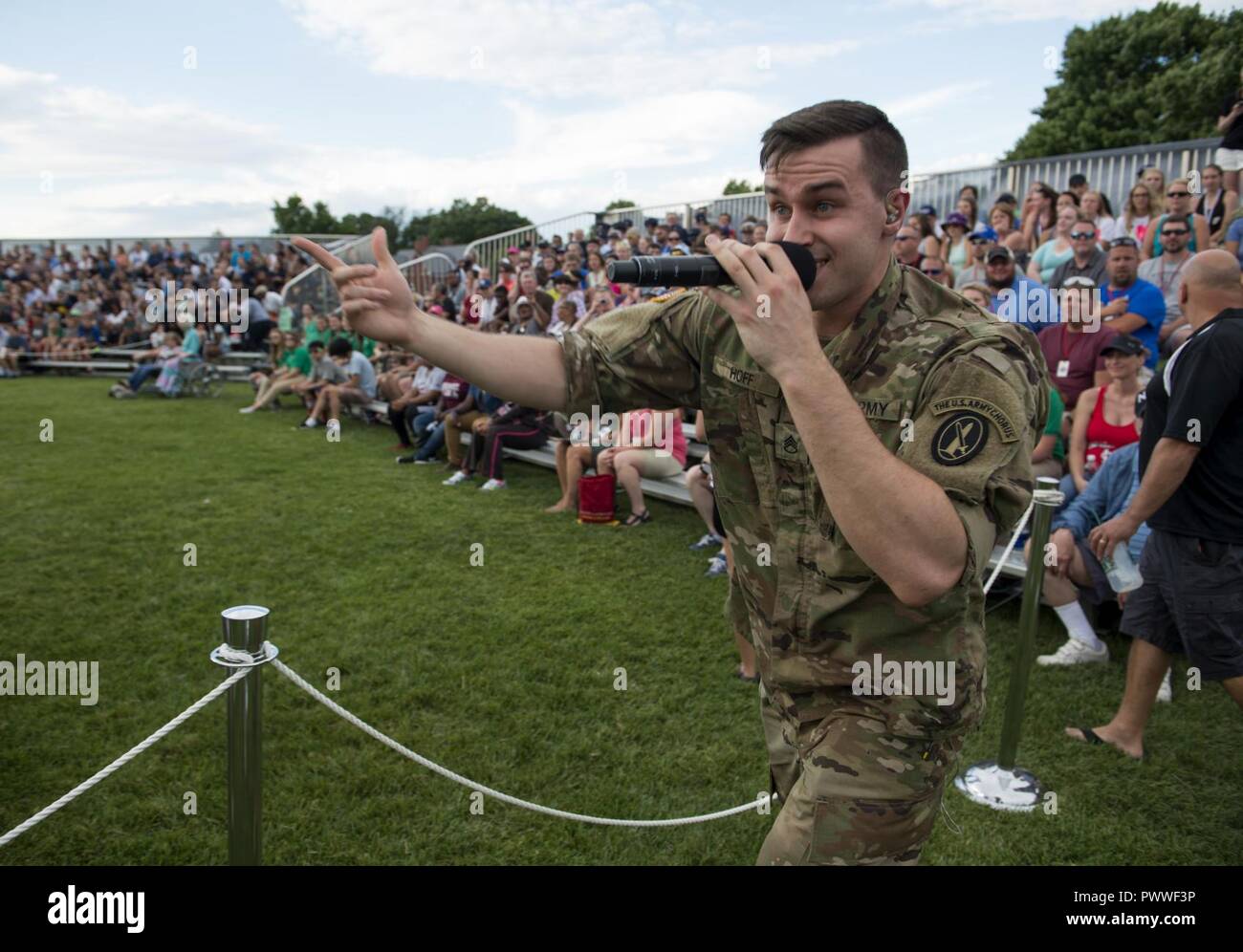 Staff Sgt. Christian D. Hoff, U.S. Army Chorus, eigenen der U.S. Army Band "Pershing", unterhält das Publikum während der Dämmerung Tattoo, Juni 21, 2017, auf summerall Feld, Joint Base Myer-Henderson Hall, Va. Twilight Tattoo ist eine Stunde lang, live-action militärische Leistung mit Aufführungen von Soldaten aus den 3d-US-Infanterie Regiment (Die Alte Garde) und der U.S. Army Band 'Pershing die eigene." Stockfoto