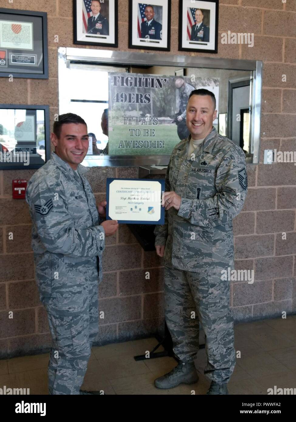 Staff Sgt. Matthäus Moskal, 49 Sicherheitskräfte Handwerker, ist der Top III Unteroffizier Award für Mai von Master Sgt. Timothy Gatten, die 54Th AMXS first Sergeant und Top III Präsident, Holloman Air Force Base, N.M., 29. Juni 2017. Während des Monats Mai, Moskal 14 Zoll position Auswertungen verabreicht und die Einheit "Schulung" durch die Zertifizierung 16 Flieger auf Radio Detecting And Ranging und 10 Flieger auf Taser unterstützt. Moskal erwarb hervorragende akademische Leistungen, während er Student an der dienststellenübergreifenden nicht-tödliche Waffen einzelnen Instructor Kurs (INIWIC), Marine Cor Stockfoto