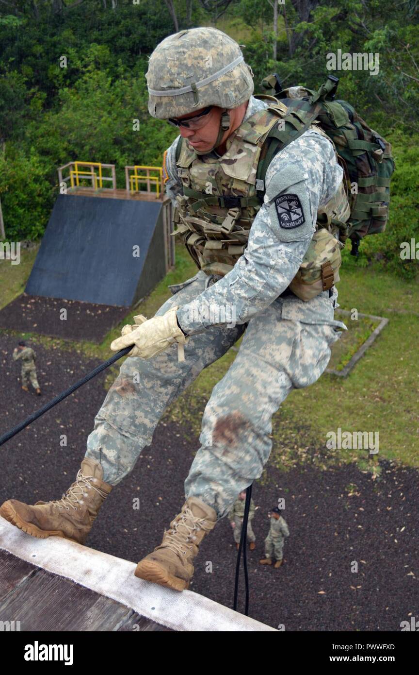 Cadet Jean-Philippe Rossy, eine Reserve Officer Training Corps (ROTC) Cadet von der Universität von North Georgia, führt eine RAPPEL am Blitz Akademie am Schofield Barracks Osten, Hawaii, am 6. Juli 2017. Rossy ist Teil des diesjährigen 25 Infanterie Division Cadet Truppe Leadership Training (CTLT) und ist derzeit mit der 3. Staffel zugeordnet, 4.Kavallerie Regiments, 3. Brigade Combat Team, 25-ID, die während der Dauer seines Aufenthalts in Hawaii. Stockfoto