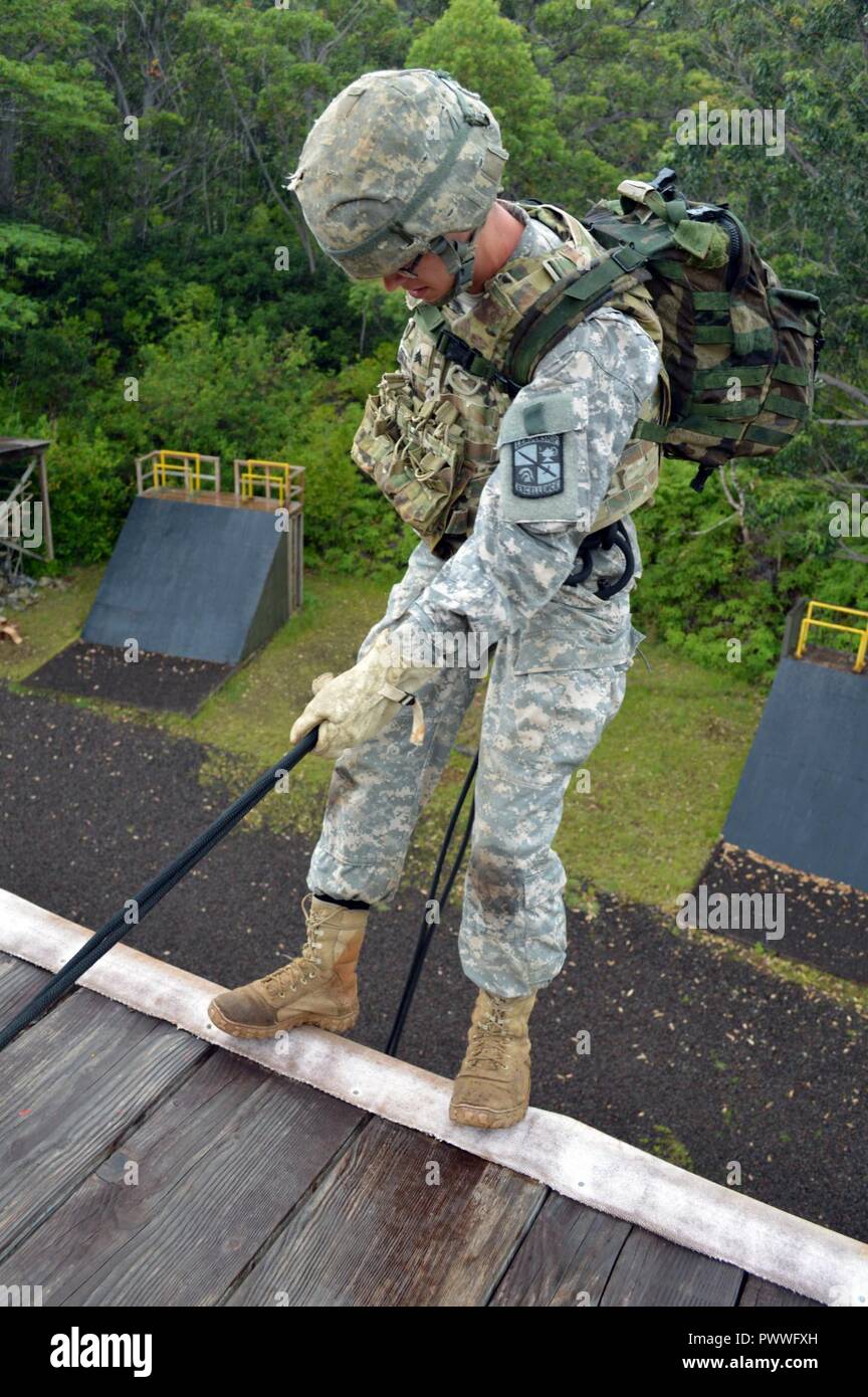 Cadet Scott Kerchberger, eine Reserve Officer Training Corps (ROTC) Cadet von der Virginia Military Institute, führt eine RAPPEL am Blitz Akademie am Schofield Barracks Osten, Hawaii, am 6. Juli 2017. Kerchberger ist Teil des diesjährigen 25 Infanterie Division Cadet Truppe Leadership Training (CTLT) und ist derzeit mit der 3. Staffel zugeordnet, 4.Kavallerie Regiments, 3. Brigade Combat Team, 25-ID, die während der Dauer seines Aufenthalts in Hawaii. Stockfoto