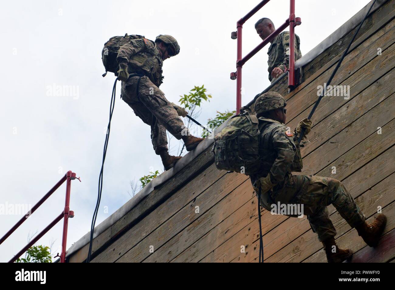 Sgt. Martin Bushay (links) und SPC. Christian Mora-Galvez, sowohl für die 3. Staffel zugeordnet, 4.Kavallerie Regiments, 3. Brigade Combat Team, 25 Infanterie Division, leiten Sie einen Rappel am Blitz Akademie am Schofield Barracks Osten, Hawaii, am 6. Juli 2017. Die Soldaten mit Reserve Officer Training Corps (ROTC) Kadetten in diesem Jahr 25 Infanterie Division Cadet Truppe Leadership Training (CTLT) Schofield Kasernen, Hawaii teilnehmenden ausgebildet. Stockfoto