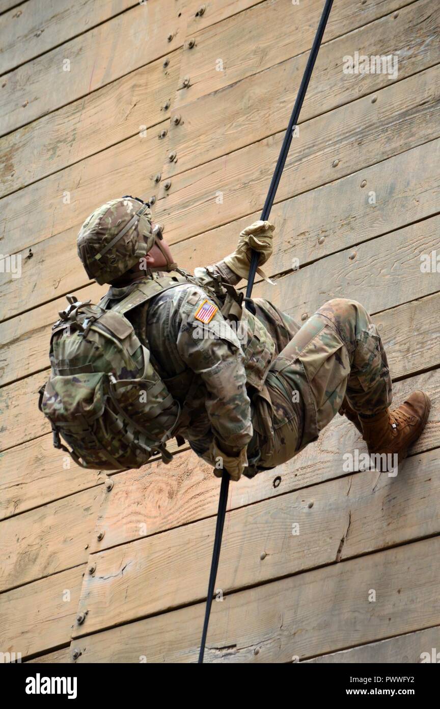 Spc. Christian Mora-Galvez, um die 3. Staffel zugeordnet, 4.Kavallerie Regiments, 3. Brigade Combat Team, 25 Infanterie Division, führt eine RAPPEL am Blitz Akademie am Schofield Barracks Ost, am 6. Juli 2017. Soldaten aus dem 3 BCT mit Reserve Officer Training Corps (ROTC) Kadetten in diesem Jahr 25 Infanterie Division Cadet Truppe Leadership Training (CTLT) Schofield Kasernen, Hawaii teilnehmenden ausgebildet. Stockfoto