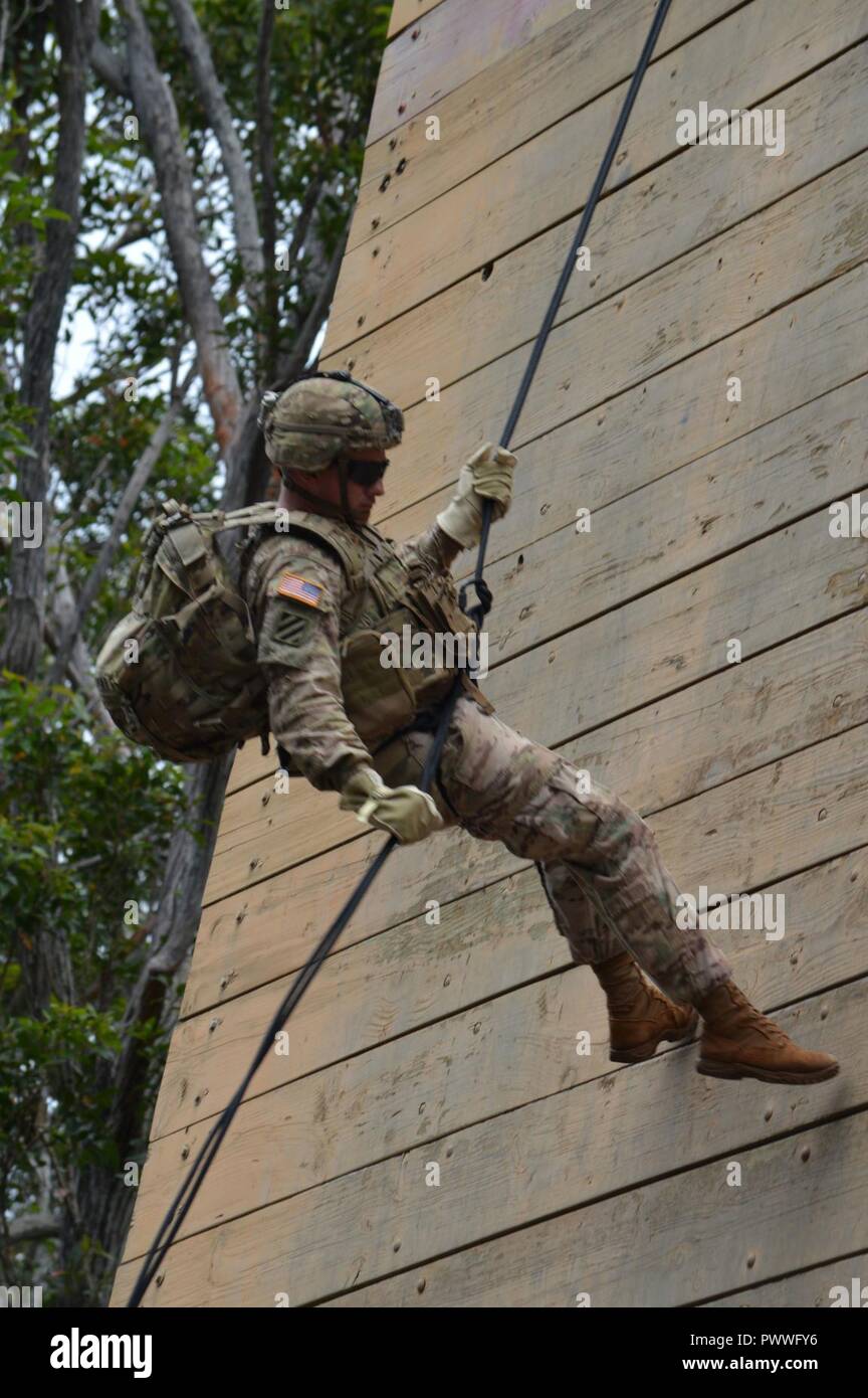 Sgt. Martin Bushay, um die 3. Staffel zugeordnet, 4.Kavallerie Regiments, 3. Brigade Combat Team, 25 Infanterie Division, führt eine RAPPEL am Blitz Akademie am Osten, am 6. Juli 2017. Soldaten aus dem 3 BCT mit Reserve Officer Training Corps (ROTC) Kadetten in diesem Jahr 25 ID Cadet Truppe Leadership Training (CTLT) Schofield Kasernen, Hawaii teilnehmenden ausgebildet. Stockfoto