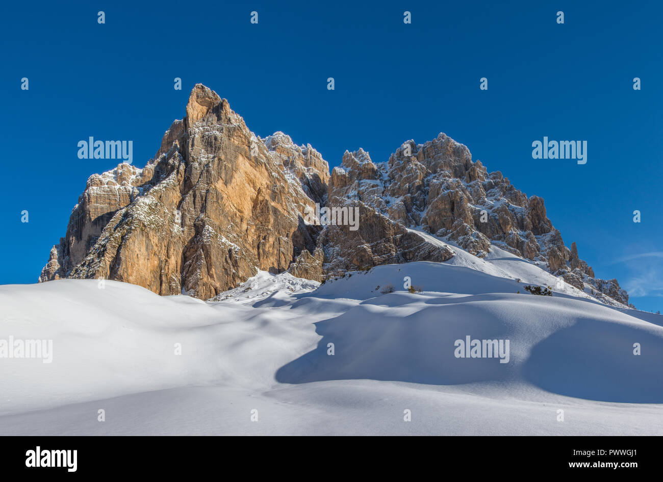 Zur Einführung der Moiazza Berg, durch eine frische Schicht Schnee bedeckt, durch viel frisches, unberührten Pulver umgeben. Wolkenlosen Tag für Schneeschuhe. Stockfoto