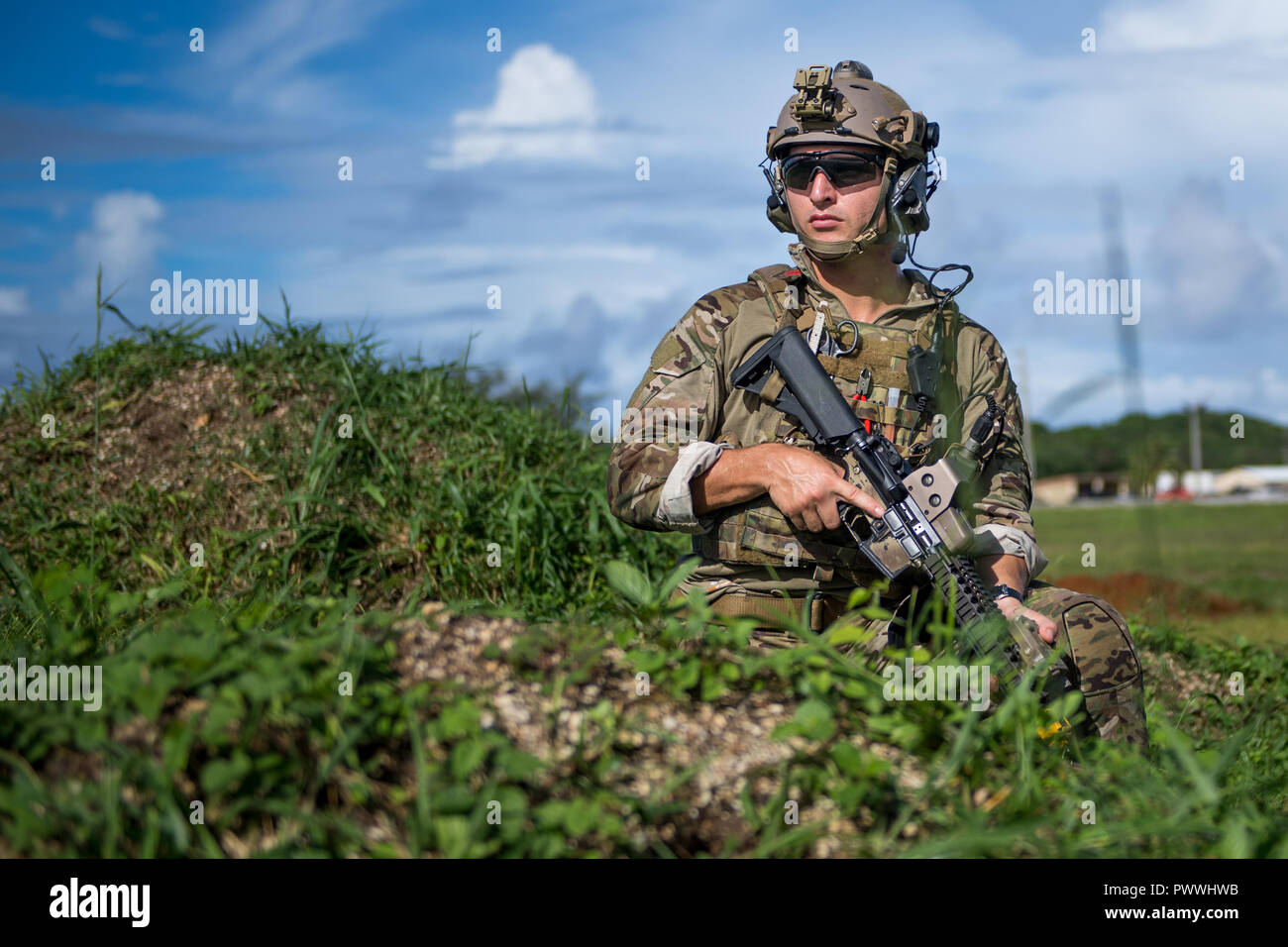 181016-N-VR 594-1076 NAVAL BASE GUAM Guam (Okt. 16, 2018) ein Seemann, der auf die Beseitigung von Explosivstoffen Mobile Einheit (EODMU) 5 zugewiesen, führt eine lange Strecke recon eines bekannten brisanten Bedrohung bei der Zollabfertigung für ein Feld Training am Marinestützpunkt Guam gefunden. EODMU5 an Commander, Task Force 75, die primäre Expeditionary task force verantwortlich für die Planung und Ausführung der Küstengebiete Riverine operations, Beseitigung von Explosivstoffen, tauchen Engineering und Bau zugeordnet und Unterwasser Bau in den USA 7 Flotte Bereich der Operationen. (U.S. Marine Foto von Masse Communic Stockfoto