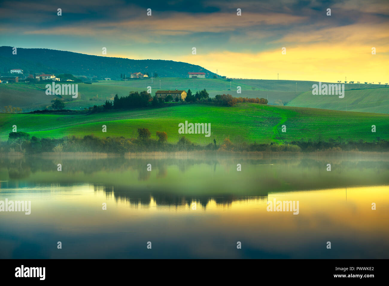 Toskana, Santa Luce See Panorama bei Sonnenuntergang, Pisa, Italien Europa Stockfoto