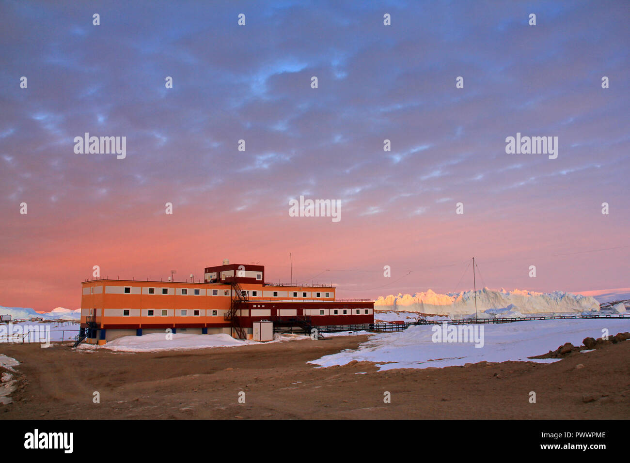 Fortschritte Station, Antarktis Januar 04, 2017: Panorama und nur Luft. Blick auf das Meer, Eisberge und Polarstation, Gelände und Landschaft der Antarktis. S Stockfoto